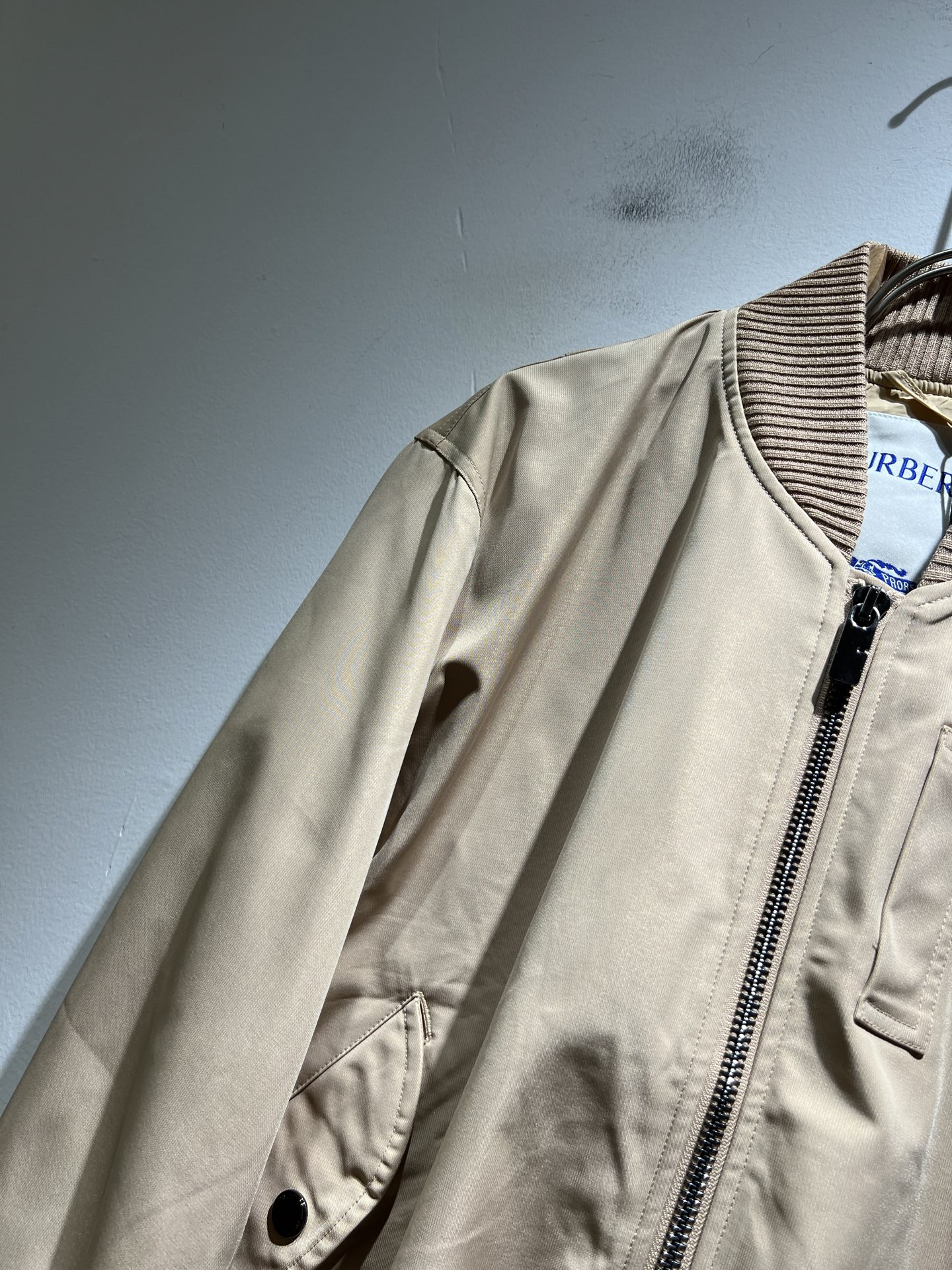 BURBER*Y巴*莉2025秋季新品夹克外套重磅来袭，最近比较火热的环保聚酯纤维记忆面料制作而成，高端