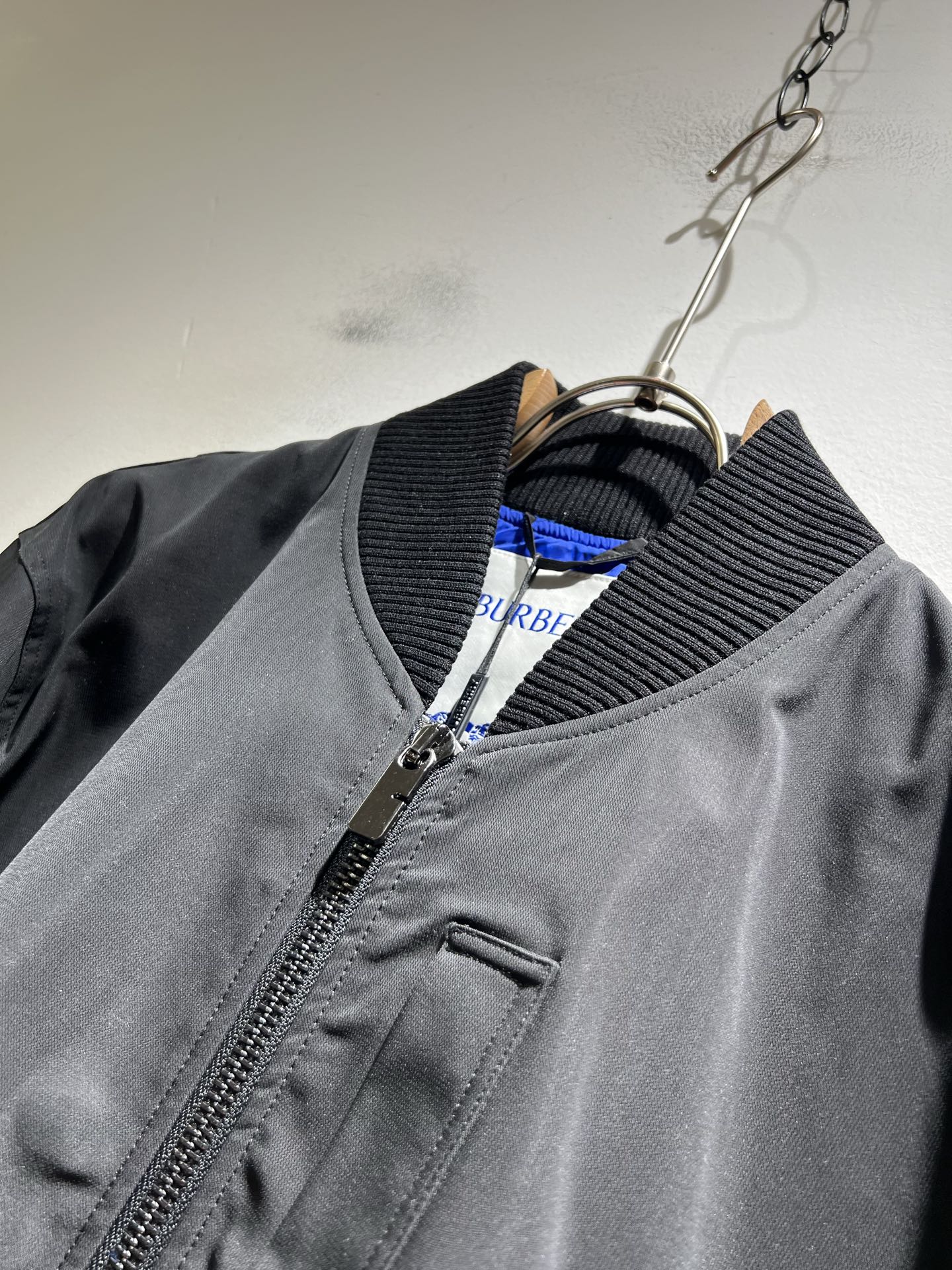 BURBER*Y巴*莉2025秋季新品夹克外套重磅来袭，最近比较火热的环保聚酯纤维记忆面料制作而成，高端