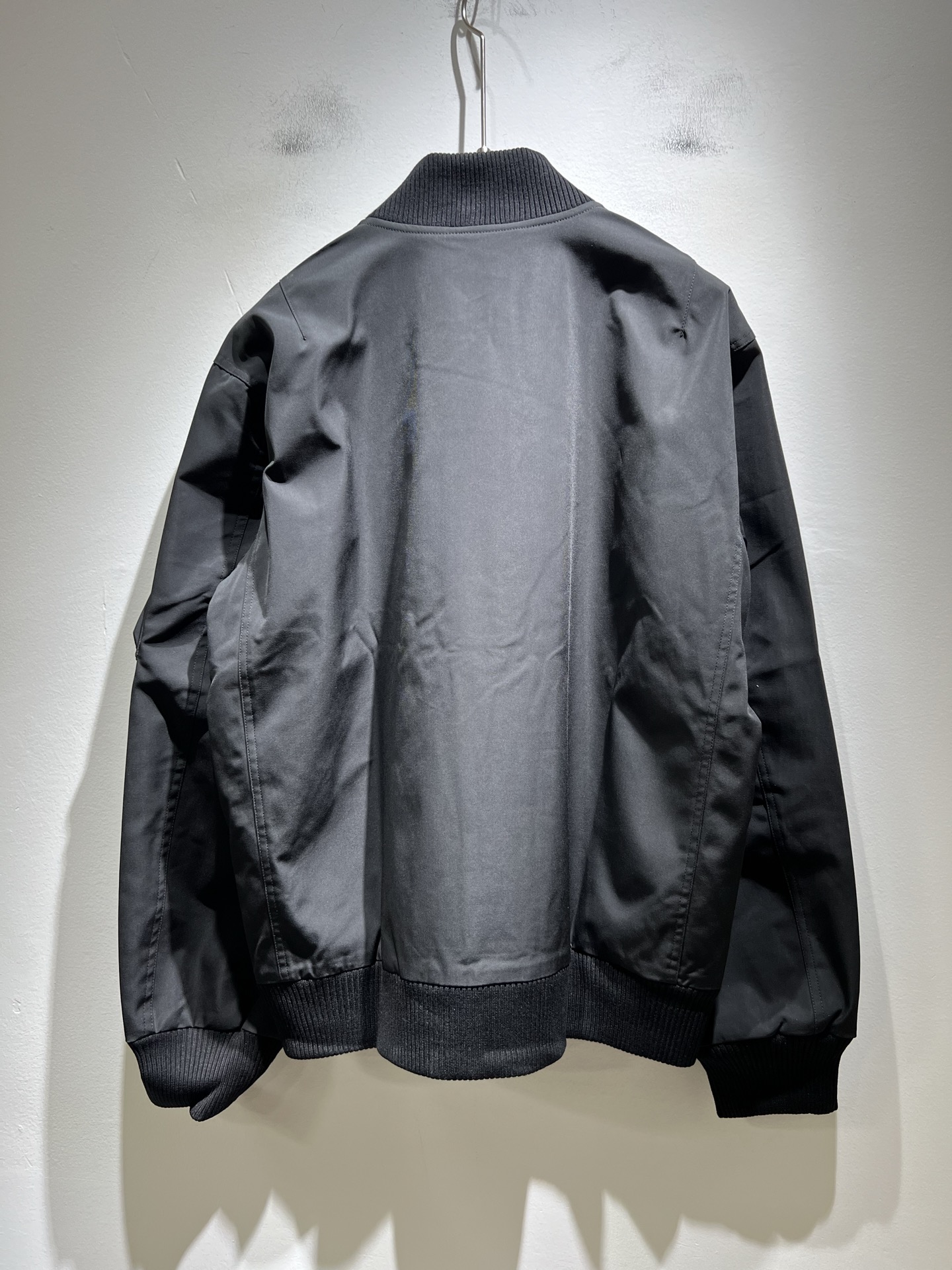 BURBER*Y巴*莉2025秋季新品夹克外套重磅来袭，最近比较火热的环保聚酯纤维记忆面料制作而成，高端