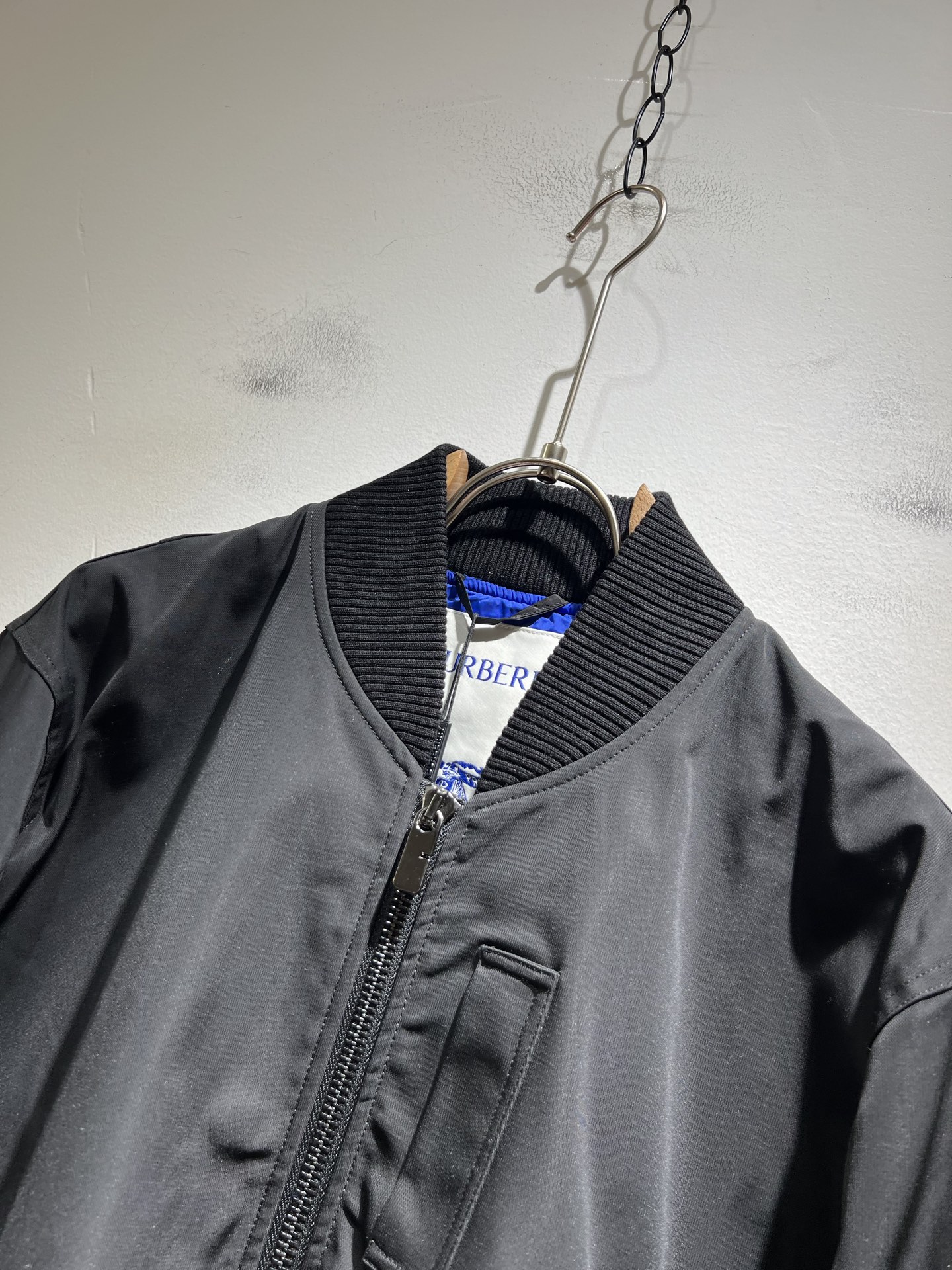 BURBER*Y巴*莉2025秋季新品夹克外套重磅来袭，最近比较火热的环保聚酯纤维记忆面料制作而成，高端