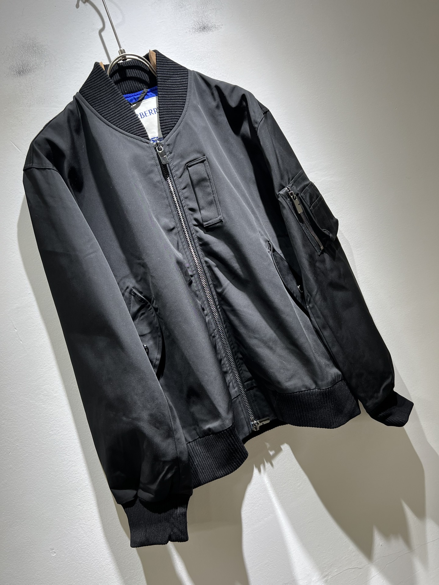 BURBER*Y巴*莉2025秋季新品夹克外套重磅来袭，最近比较火热的环保聚酯纤维记忆面料制作而成，高端