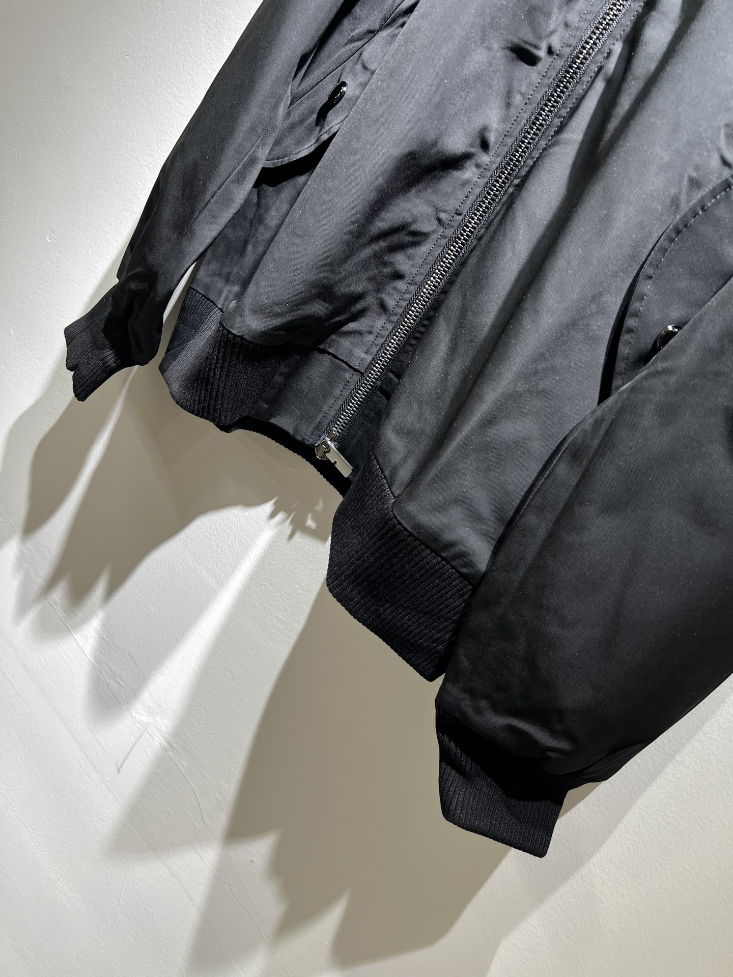 BURBER*Y巴*莉2025秋季新品夹克外套重磅来袭，最近比较火热的环保聚酯纤维记忆面料制作而成，高端