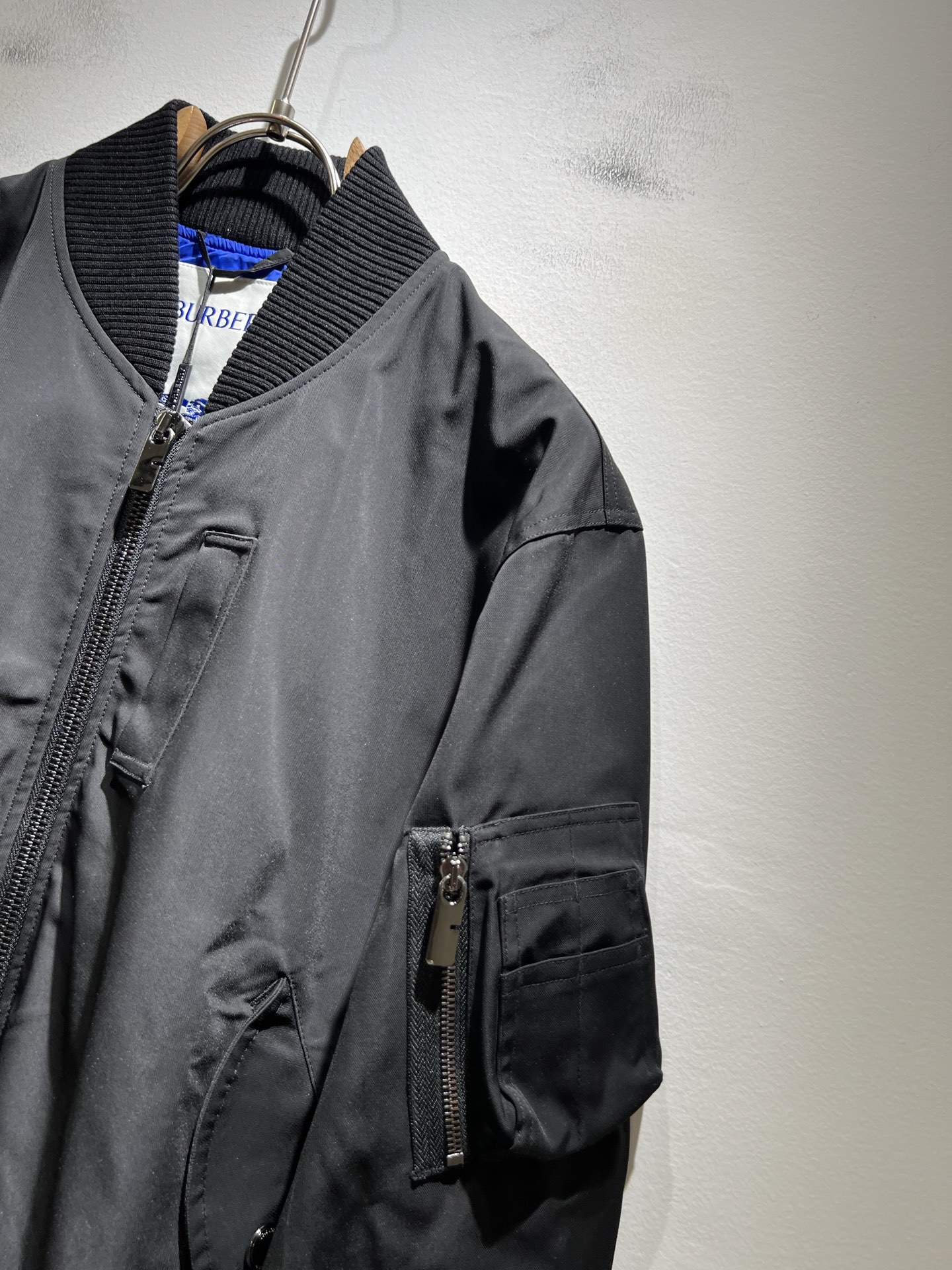 BURBER*Y巴*莉2025秋季新品夹克外套重磅来袭，最近比较火热的环保聚酯纤维记忆面料制作而成，高端
