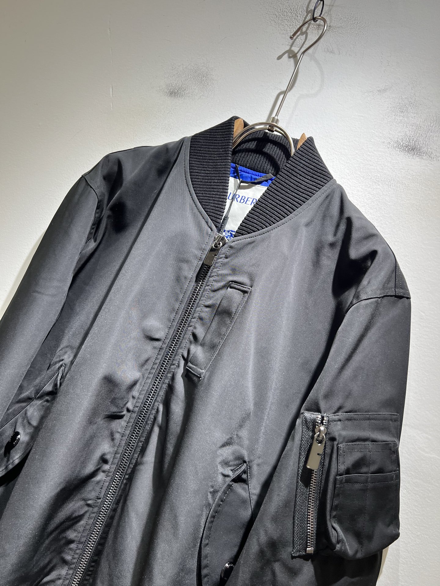 BURBER*Y巴*莉2025秋季新品夹克外套重磅来袭，最近比较火热的环保聚酯纤维记忆面料制作而成，高端