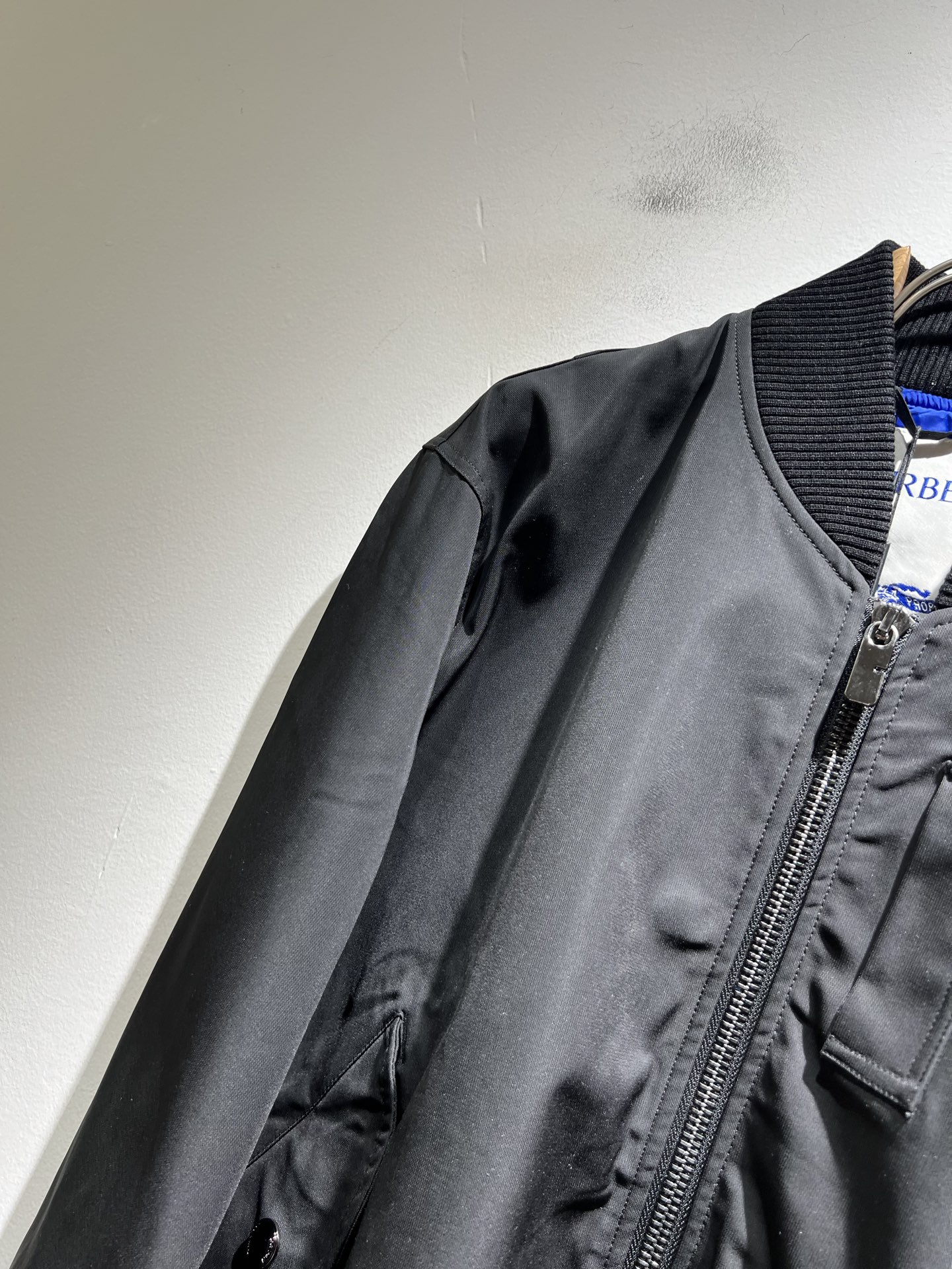 BURBER*Y巴*莉2025秋季新品夹克外套重磅来袭，最近比较火热的环保聚酯纤维记忆面料制作而成，高端