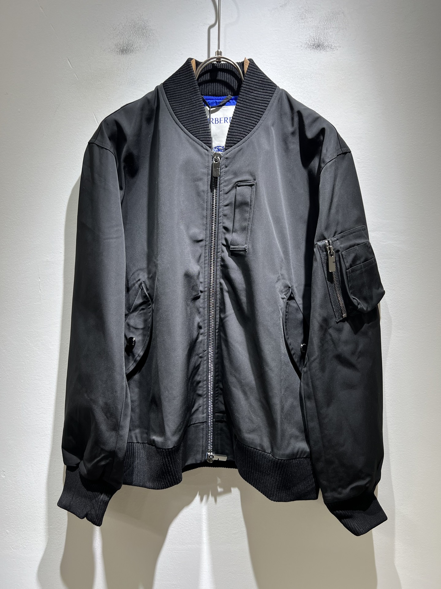 NO:523346,BURBER*Y BAR*Li’s new autumn jacket is coming. It is made of a popular environmentally friendly polyester fiber memory fabric recently. It is a high-end outdoor sports and leisure series, which is very popular!  The latest special material developed by BUR, memory fabric, also called memory cloth, refers to fabrics with morphological memory functions, which instantly kills all versions on the market. It can only be said that they are not at the same level at all. Whether it is material, detail restoration and craftsmanship, they are not afraid of any challenges. They just contribute wonderful products to everyone. As always, they are consistent. A style that implements the core concept of BUR tightly ties the plaid and fashion, always maintains perfection, a simple but not simple design style perfectly meets the outfit you need in daily life. Size: S-2XL, burberry, jackets & coats, jackets & coats, alexander wang19860909BURBER*Y巴*莉2025秋季新品夹克外套重磅来袭,最近比较火热的环保聚酯纤维记忆面料制作而成,高端户外运动休闲系列,非常火热运动风潮！BUR最新研发的特殊材质,记忆面料也叫记忆布,是指具有形态记忆功能的面料,秒杀市面上一切版本,只能说根本就不是一个级别的存在,不管是材质还是细节还原度以及工艺制作方面,不惧任何挑战,只为给大家奉献绝妙产物一如既往,始终如一,贯彻了BUR核心理念的一个款式将格纹与时尚紧紧的捆绑在一起,时刻保持完美,简约而不简单的的设计风格,完美的满足了你日常所需要的穿搭.尺码:S-2XL,,burberry,jackets & coats,jackets & coats,alexander wang,Men's clothing