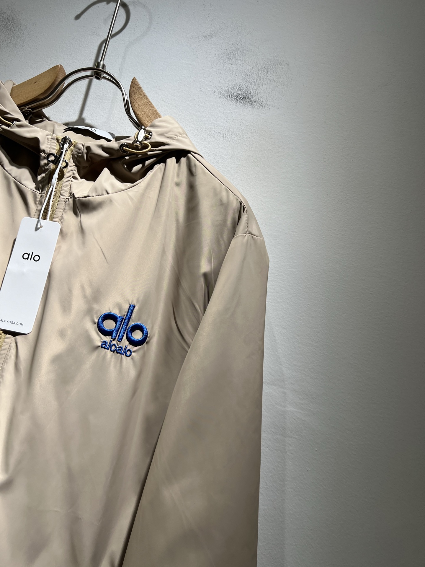 Alo2025秋冬全新系列单品上线，非常时髦前卫的一款男女同款👫夹克外套，标识logo图案刺绣修饰！区别