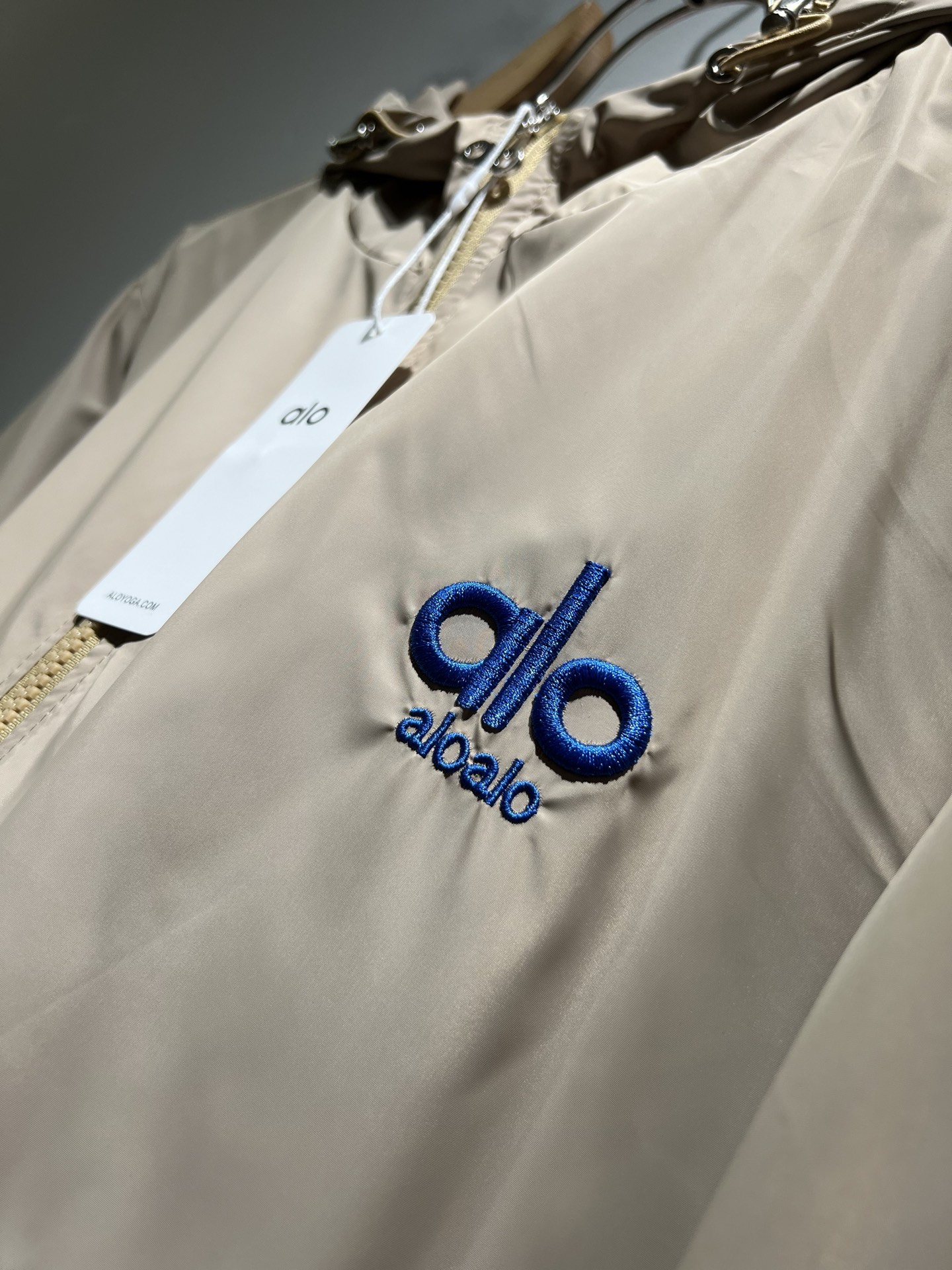 Alo2025秋冬全新系列单品上线，非常时髦前卫的一款男女同款👫夹克外套，标识logo图案刺绣修饰！区别