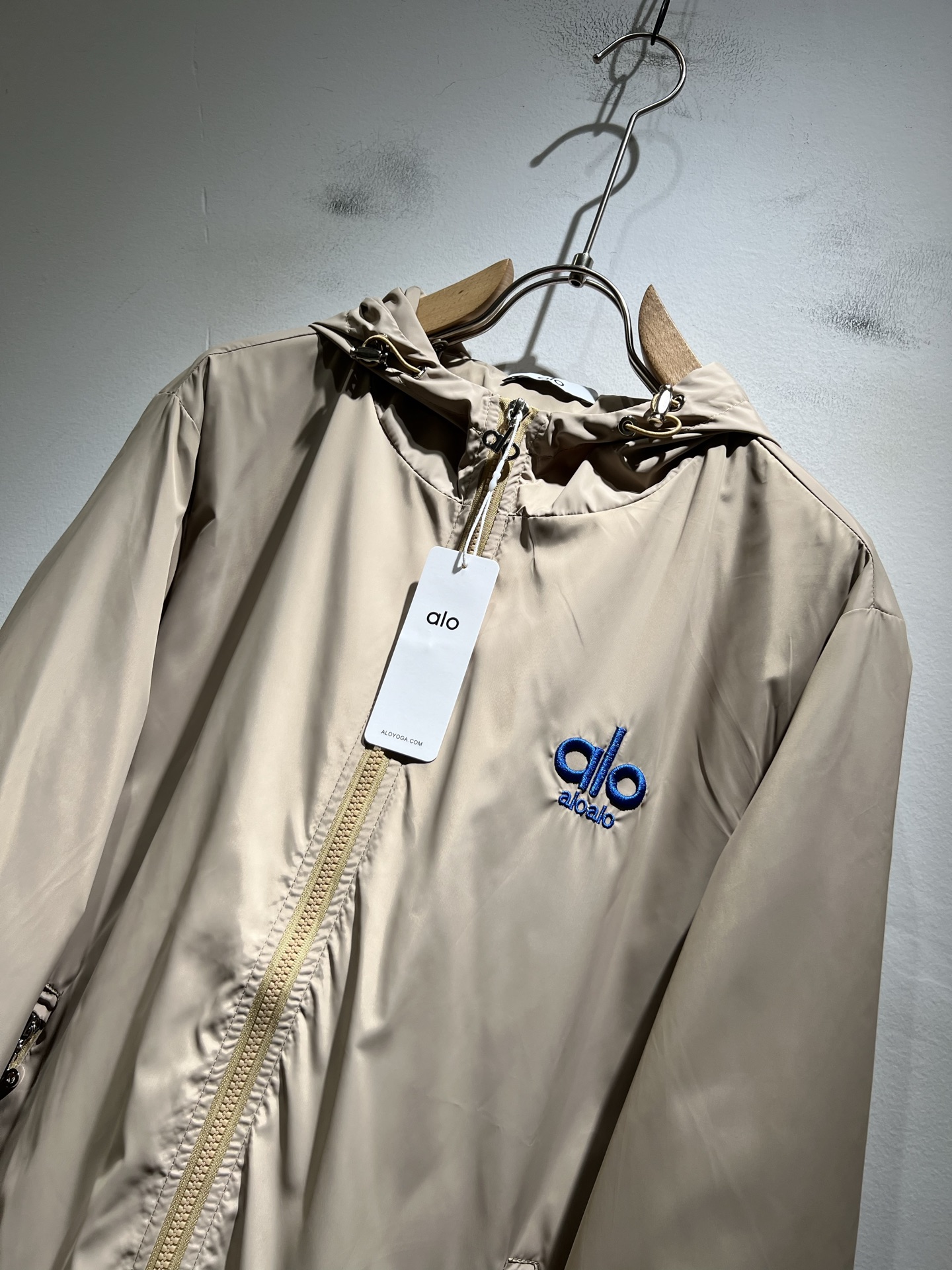 Alo2025秋冬全新系列单品上线，非常时髦前卫的一款男女同款👫夹克外套，标识logo图案刺绣修饰！区别