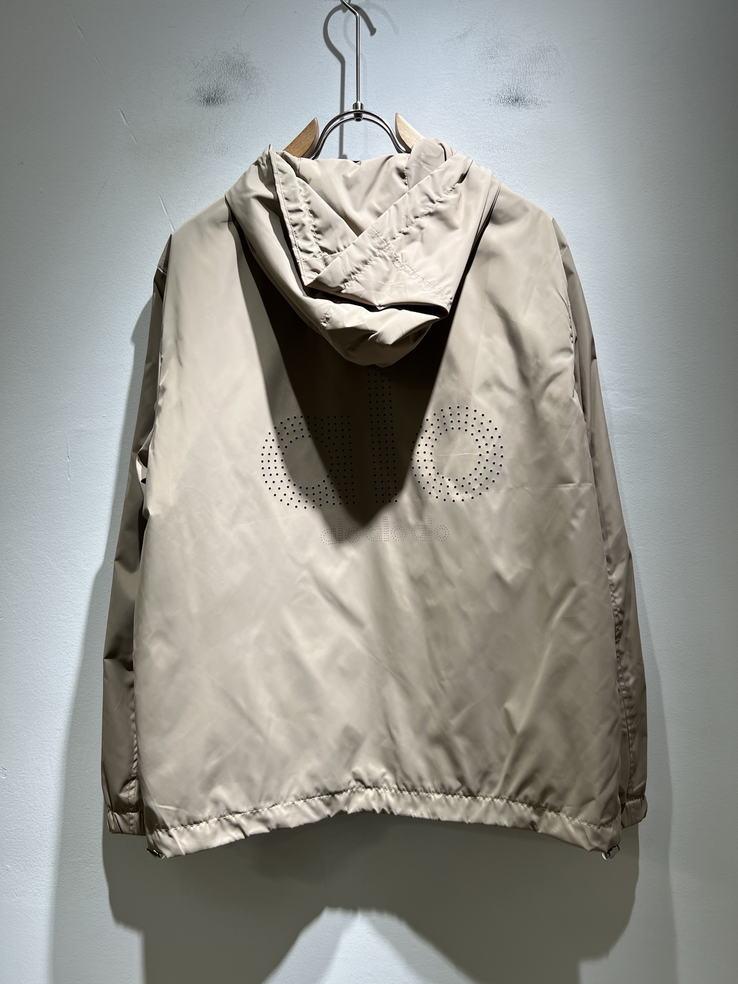 Alo2025秋冬全新系列单品上线，非常时髦前卫的一款男女同款👫夹克外套，标识logo图案刺绣修饰！区别