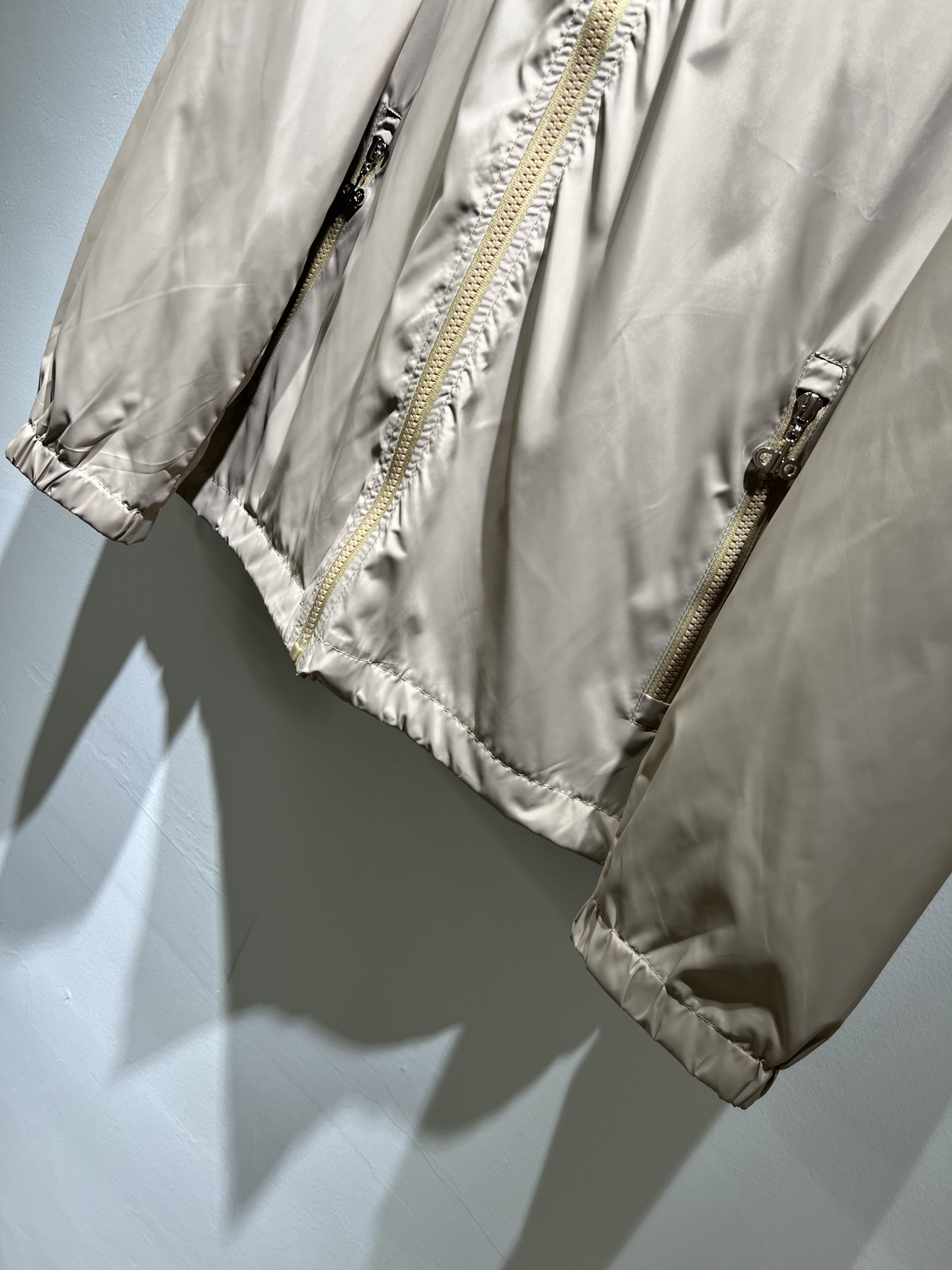 Alo2025秋冬全新系列单品上线，非常时髦前卫的一款男女同款👫夹克外套，标识logo图案刺绣修饰！区别