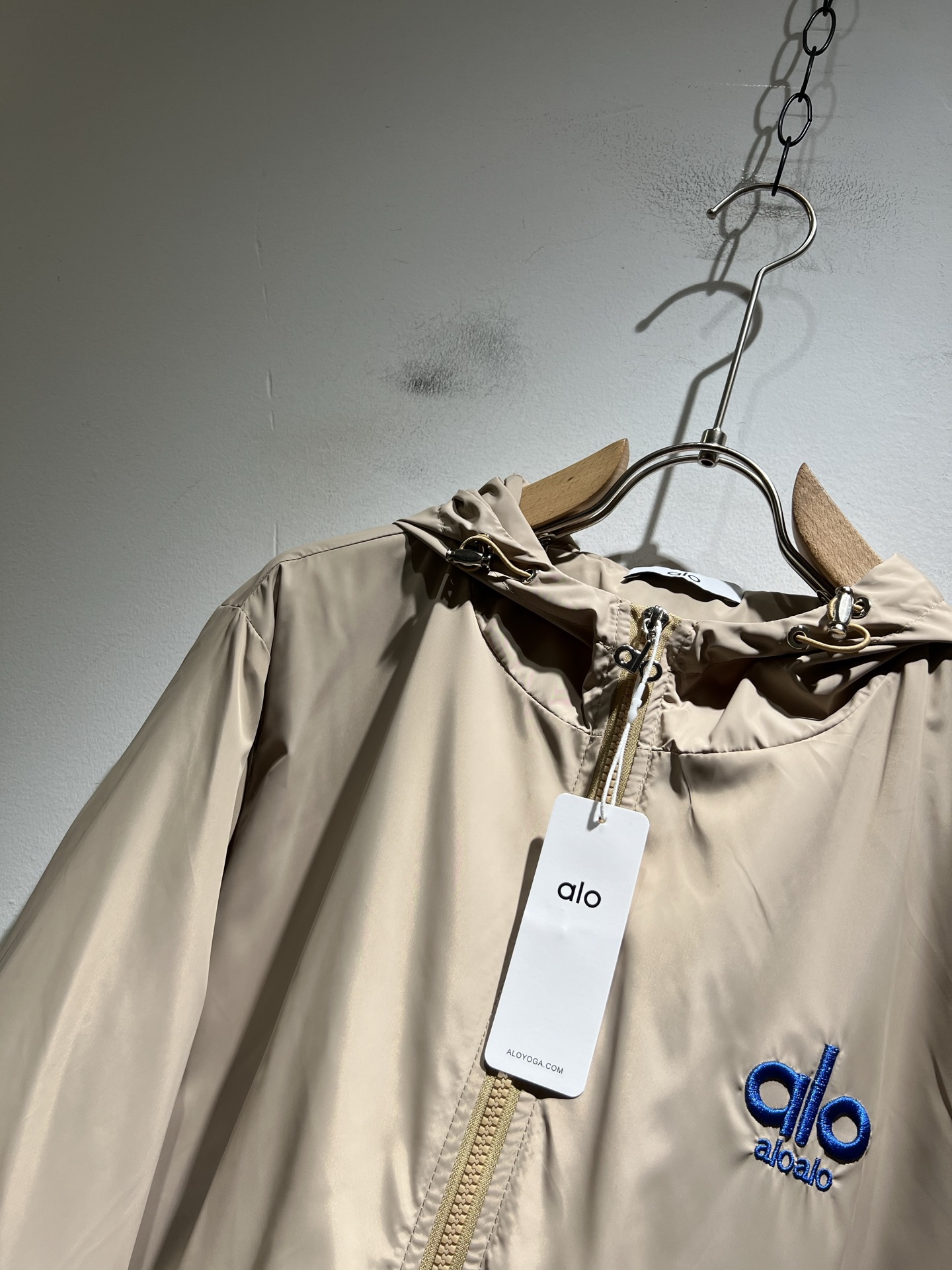 Alo2025秋冬全新系列单品上线，非常时髦前卫的一款男女同款👫夹克外套，标识logo图案刺绣修饰！区别