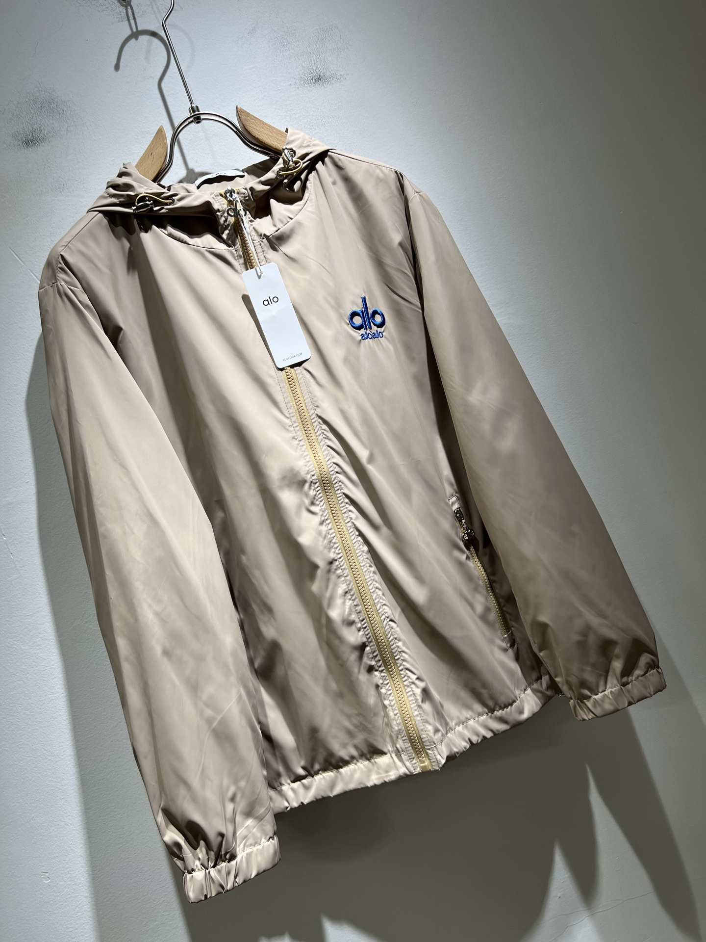 Alo2025秋冬全新系列单品上线，非常时髦前卫的一款男女同款👫夹克外套，标识logo图案刺绣修饰！区别