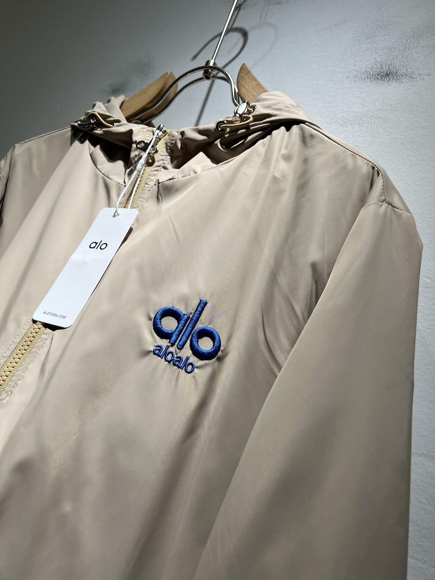 Alo2025秋冬全新系列单品上线，非常时髦前卫的一款男女同款👫夹克外套，标识logo图案刺绣修饰！区别