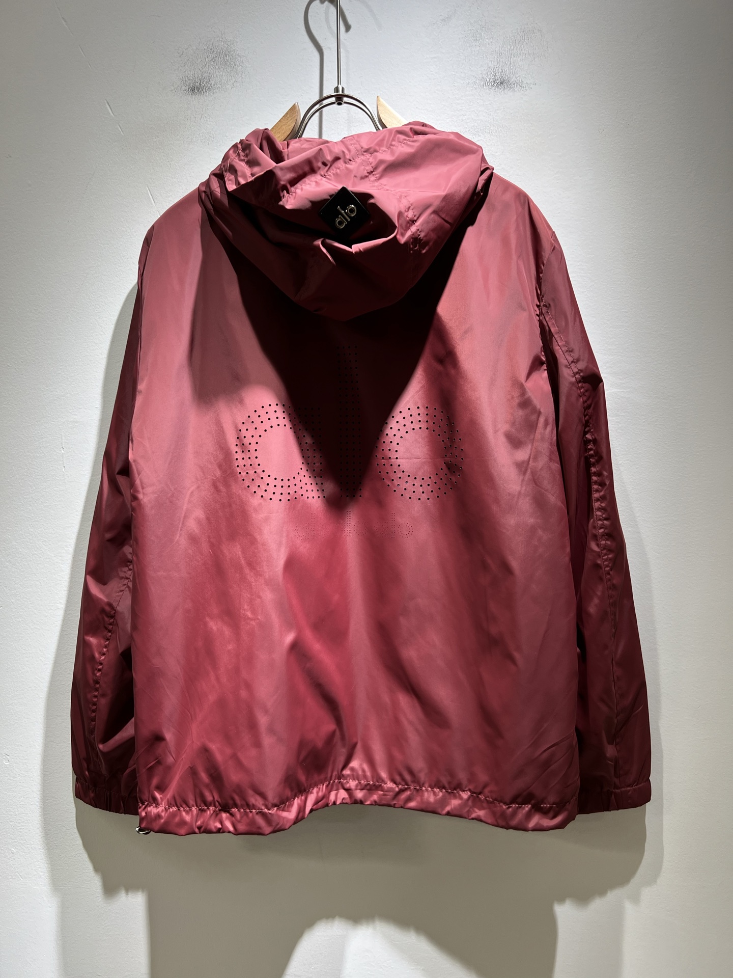 Alo2025秋冬全新系列单品上线，非常时髦前卫的一款男女同款👫夹克外套，标识logo图案刺绣修饰！区别