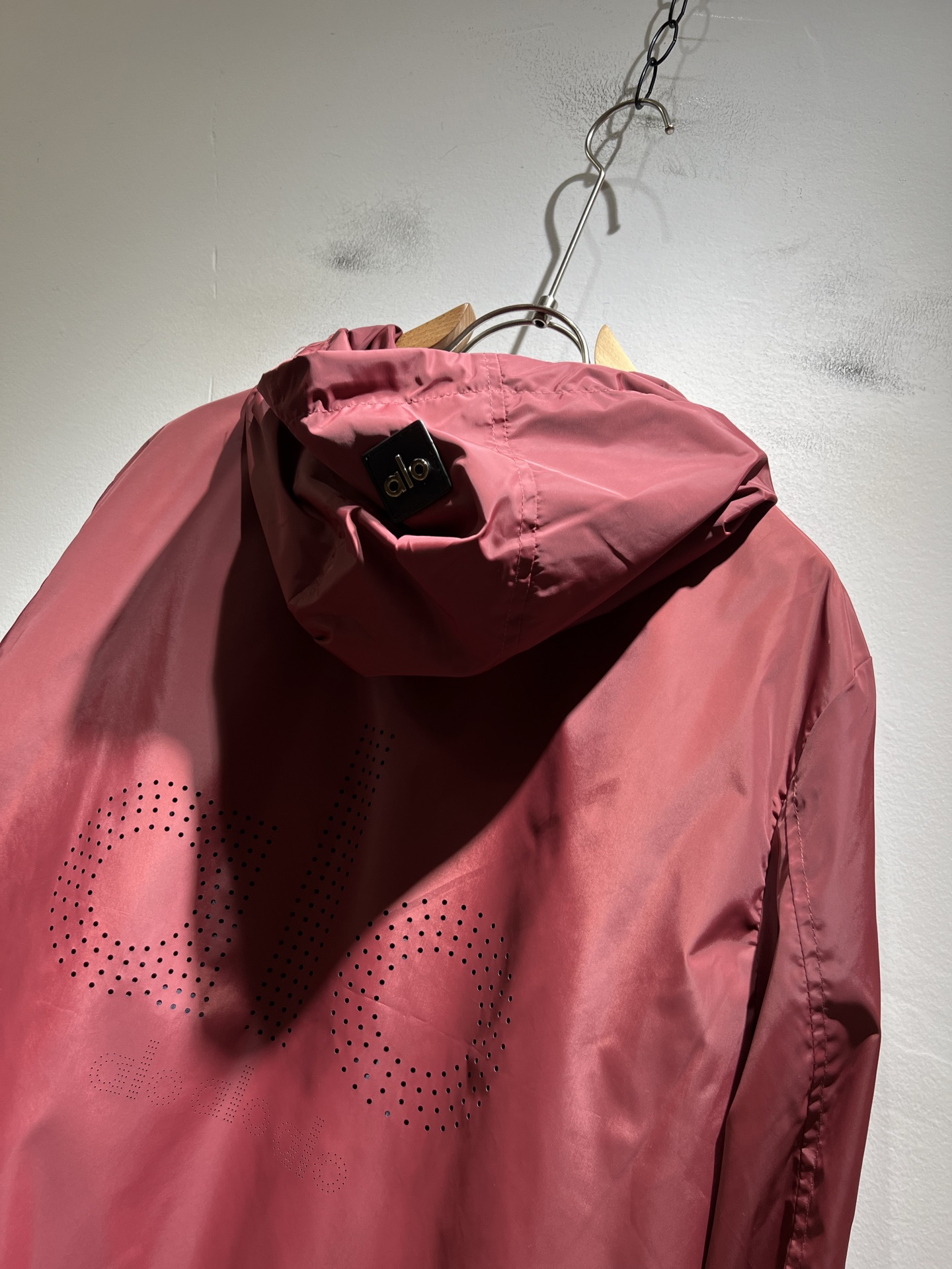 Alo2025秋冬全新系列单品上线，非常时髦前卫的一款男女同款👫夹克外套，标识logo图案刺绣修饰！区别