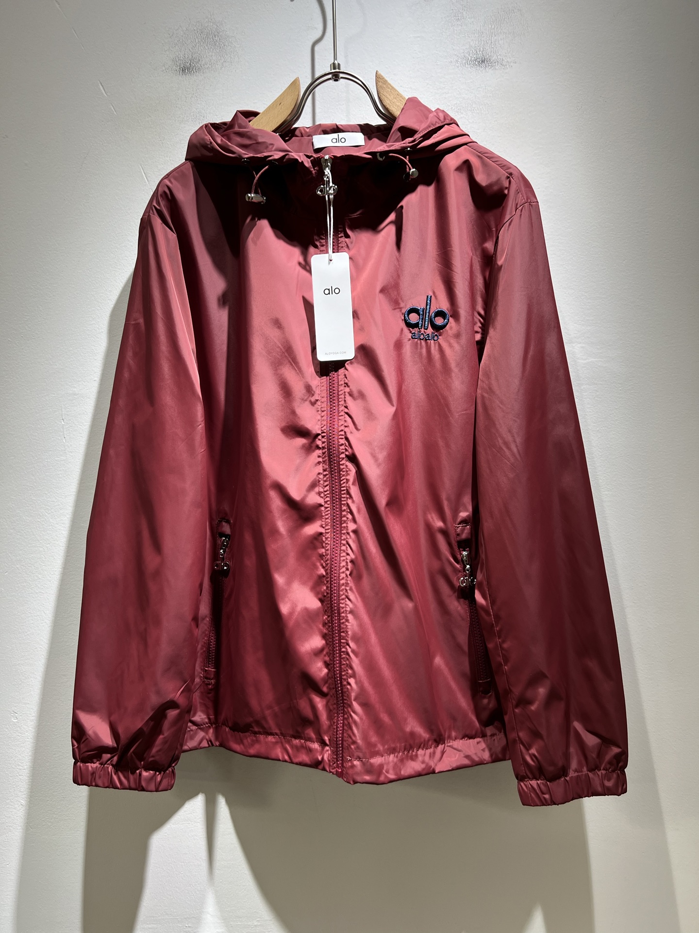 NO:523340,Alo2025 autumn and winter new series of items are launched, a very fashionable and avant-garde jacket for men and women, with logo embroidery embroidery decoration!  Different from the past, it declares the design concept that has been passed down for many years in the brand!  Its eye-catchingness is no less than any classic style, perfectly presenting the fashionable, high-end and luxurious feeling in front of the world!  Made of imported polyester fiber materials, selected high-quality polyester fiber fabrics, soft and soft to the touch, the real thing is definitely beyond your imagination, close to the body and breathable, even if you sweat profusely, you will not feel greasy or stuffy, and will bring sweating and moisture absorption to the extreme!  Size M-3XL, Jackets & coats, Jackets & coats, Alexander wang19860909Alo2025秋冬全新系列单品上线,非常时髦前卫的一款男女同款夹克外套,标识logo图案刺绣修饰！区别于以往的不同,宣示品牌传承多年的设计理念！其吸睛度完全不亚于任何经典款式,将时髦高级感与奢华感完美呈现在世人眼前！客供进口聚酯纤维材质制成,精选优质聚酯纤维面料,触感软糯亲肤细腻,实物到手绝对超乎你的想象,贴身无比舒适透气,即便是汗流浃背也不会有腻身及闷热感可言,将排汗吸湿性发挥到了极致！尺码M-3XL,,jackets & coats,jackets & coats,alexander wang,Men's clothing