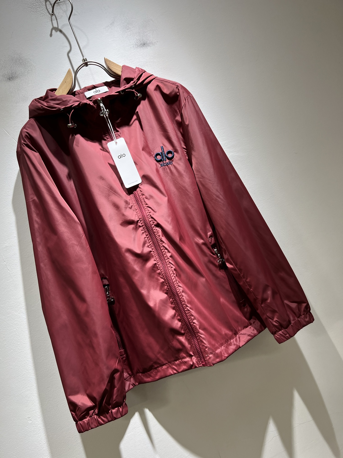 Alo2025秋冬全新系列单品上线，非常时髦前卫的一款男女同款👫夹克外套，标识logo图案刺绣修饰！区别