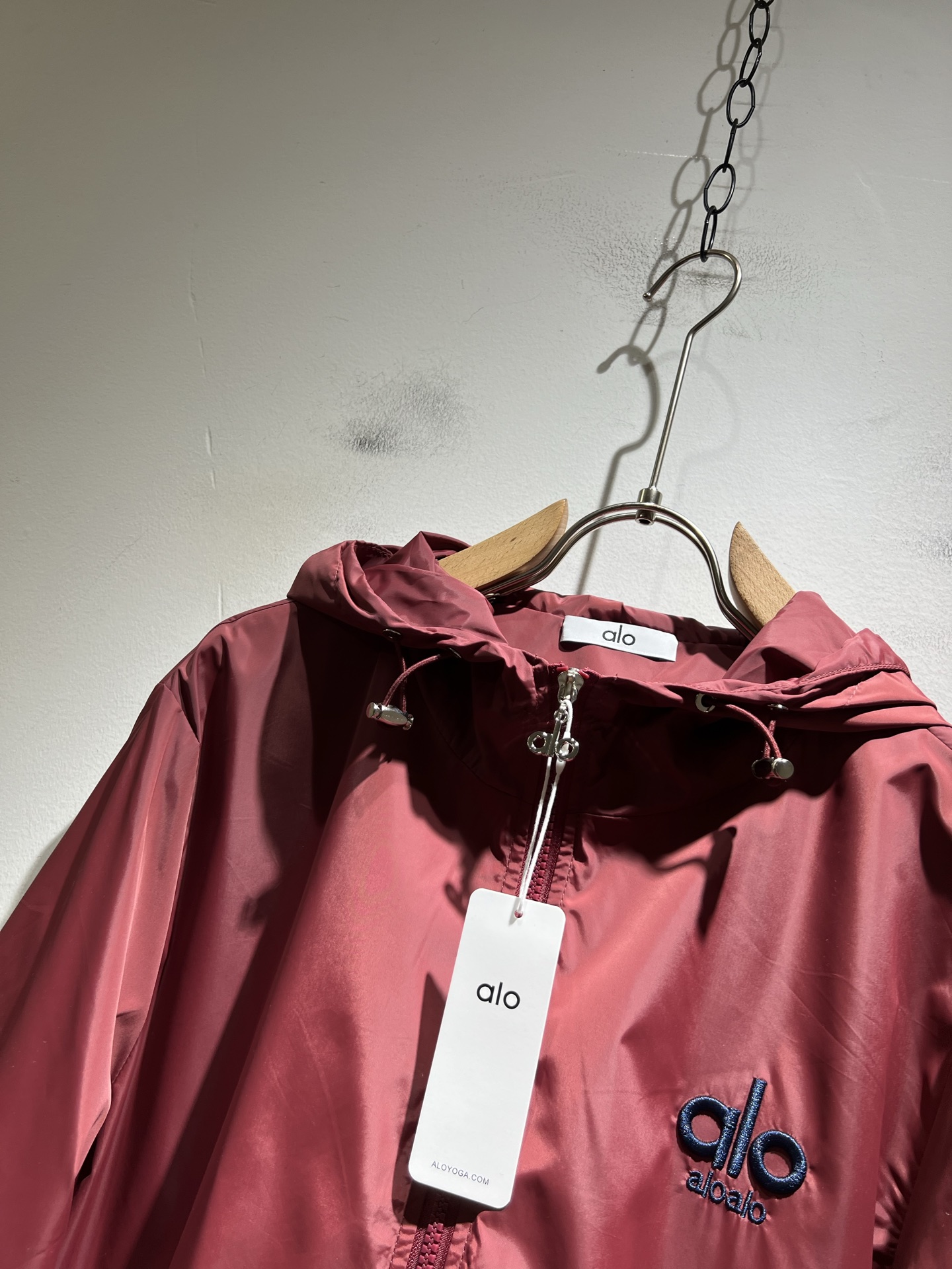 Alo2025秋冬全新系列单品上线，非常时髦前卫的一款男女同款👫夹克外套，标识logo图案刺绣修饰！区别