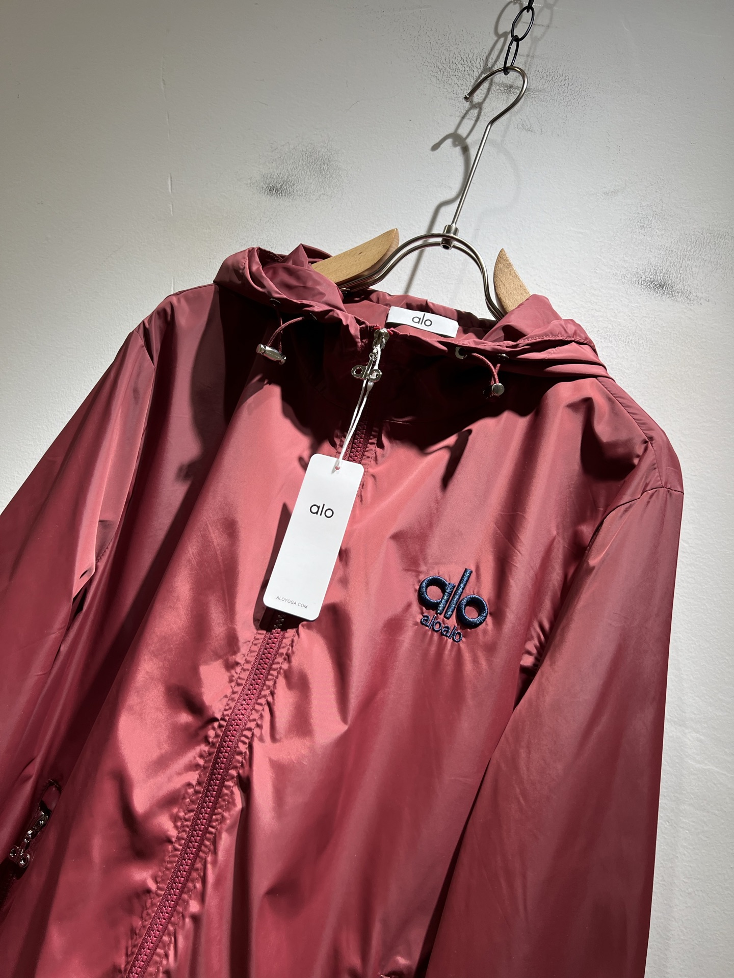 Alo2025秋冬全新系列单品上线，非常时髦前卫的一款男女同款👫夹克外套，标识logo图案刺绣修饰！区别