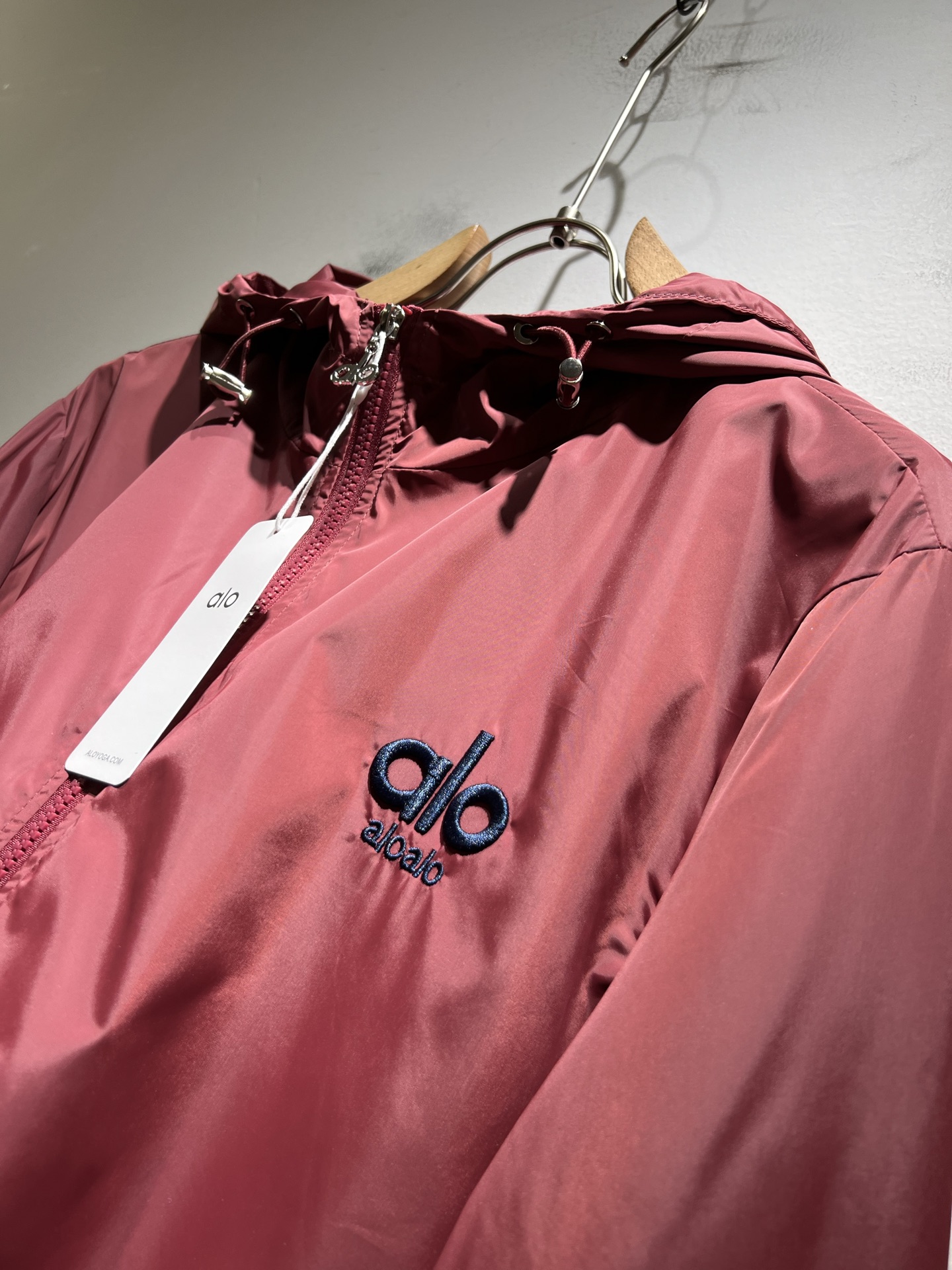 Alo2025秋冬全新系列单品上线，非常时髦前卫的一款男女同款👫夹克外套，标识logo图案刺绣修饰！区别