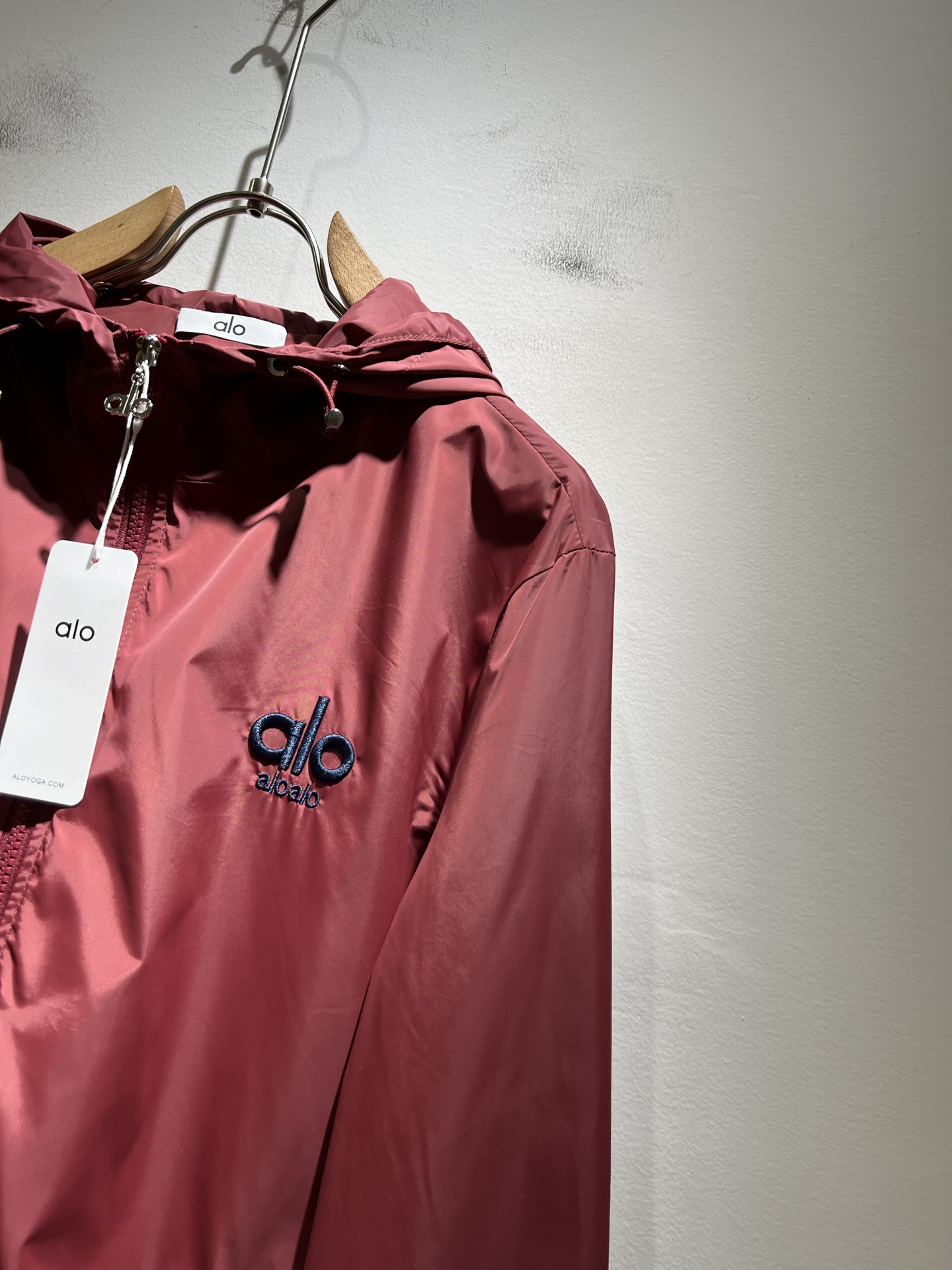 Alo2025秋冬全新系列单品上线，非常时髦前卫的一款男女同款👫夹克外套，标识logo图案刺绣修饰！区别