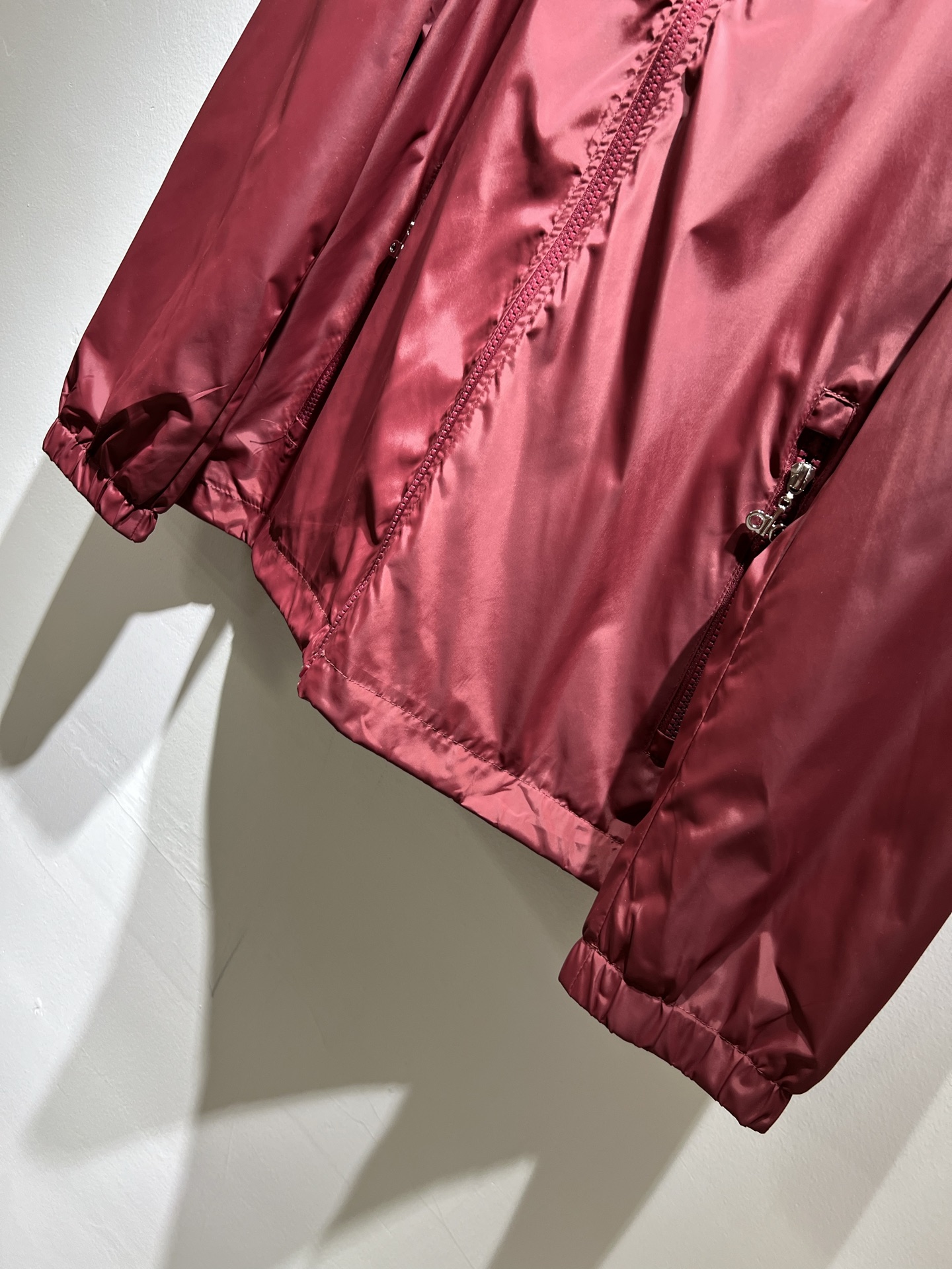 Alo2025秋冬全新系列单品上线，非常时髦前卫的一款男女同款👫夹克外套，标识logo图案刺绣修饰！区别