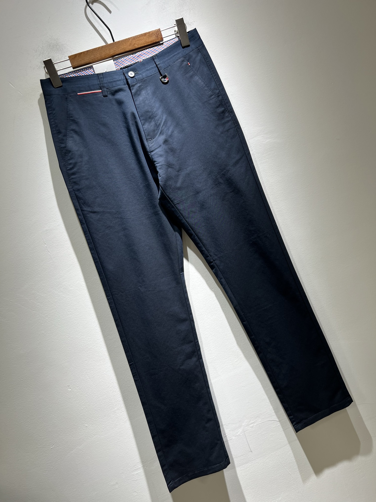 ThomBrow*e汤姆*朗 ~2025春夏新款休闲西裤，官网同步有售，独特设计魅力，非常高端，简约不简