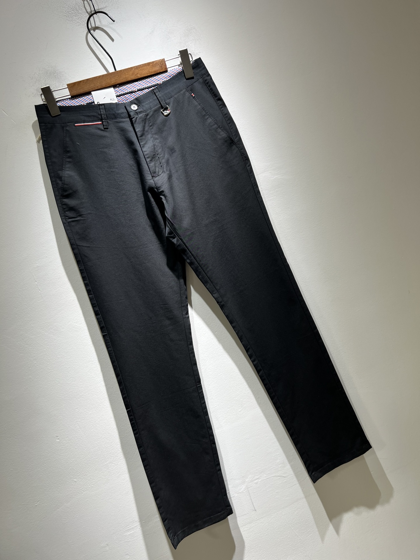 ThomBrow*e汤姆*朗 ~2025春夏新款休闲西裤，官网同步有售，独特设计魅力，非常高端，简约不简