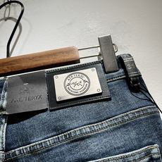ARCTER*X始*祖鸟 2025春夏新款牛仔裤,户外品牌可能大家第一想到的就是加拿大鹅、始祖鸟。给人一 ARCTER*X始*祖鸟 2025春夏新款牛仔裤,户外品牌可能大家第一想到的就是加拿大鹅、始祖鸟。给人一