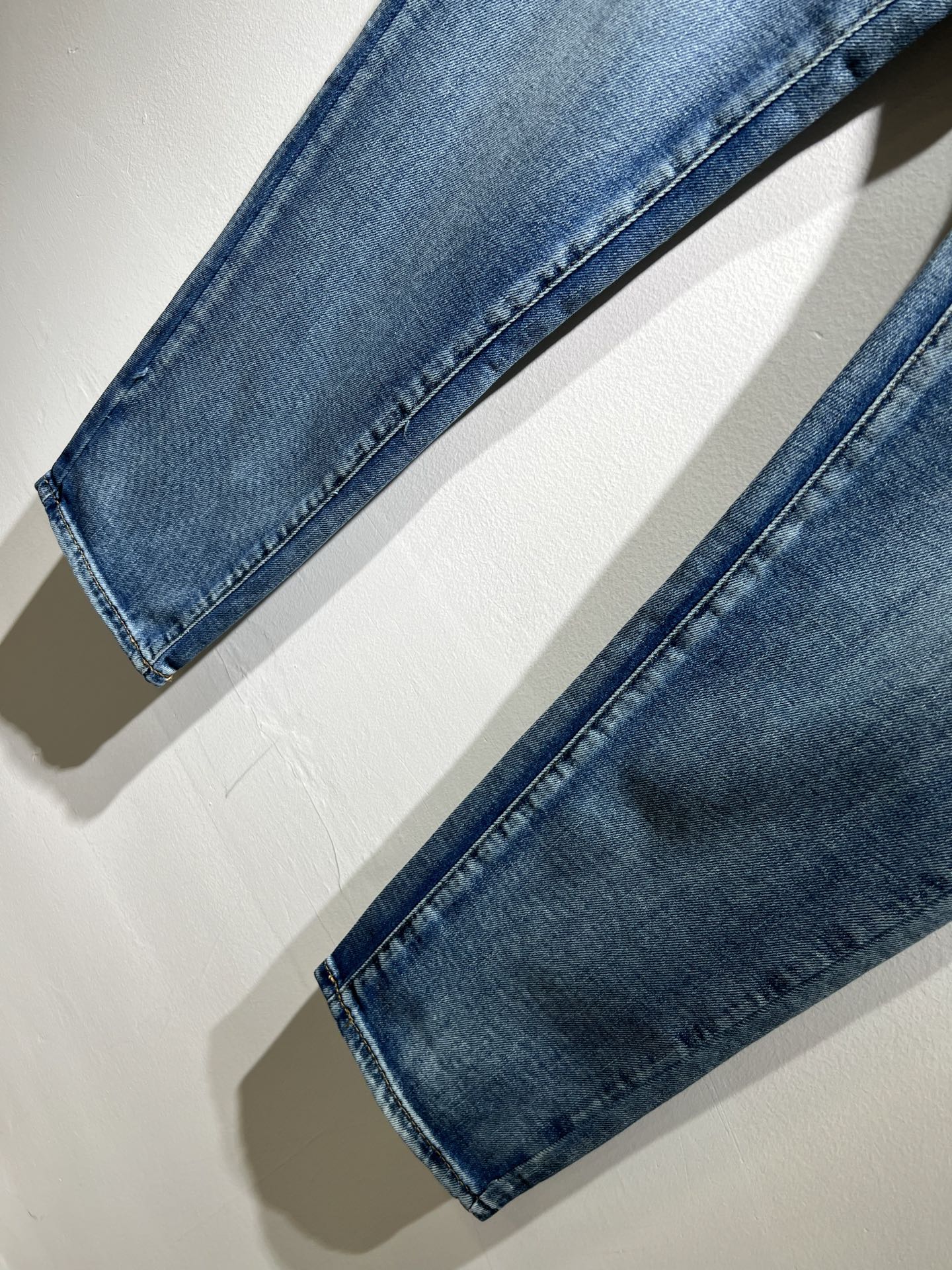 Louis Vuitto*路易*登2025春夏新款男士经典水洗小直筒牛仔长裤。绝佳的上身性能，百搭之选，