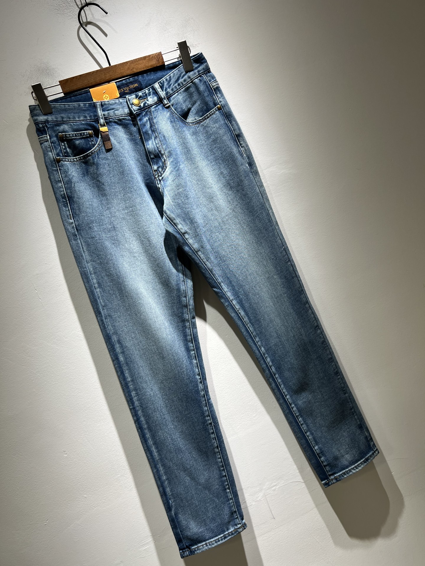 Louis Vuitto*路易*登2025春夏新款男士经典水洗小直筒牛仔长裤。绝佳的上身性能，百搭之选，