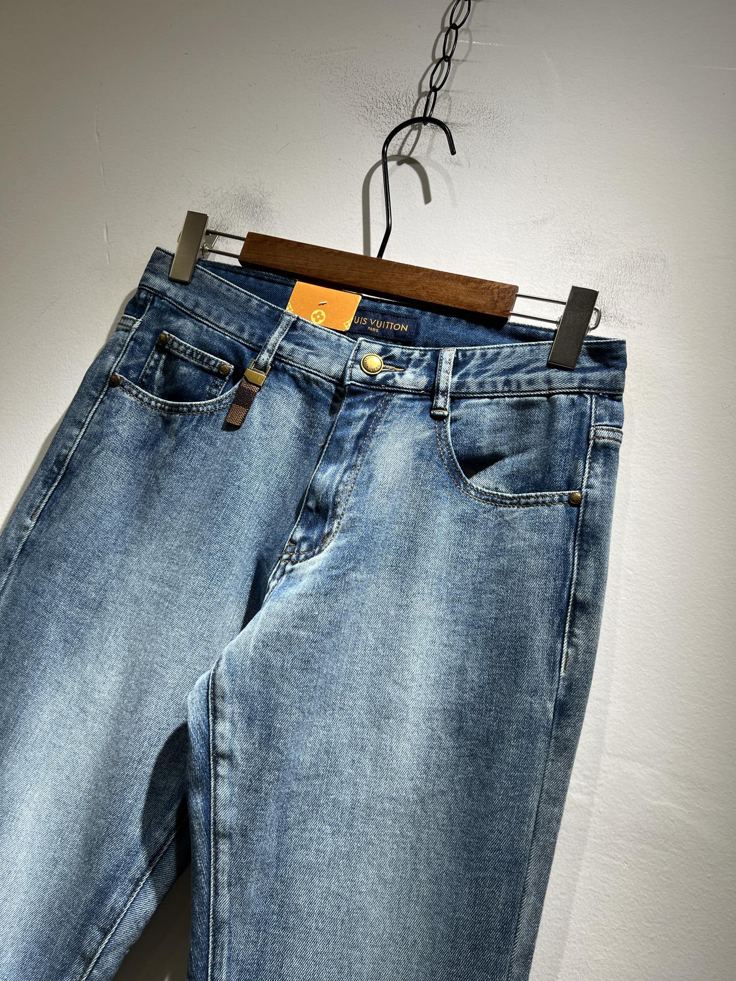 Louis Vuitto*路易*登2025春夏新款男士经典水洗小直筒牛仔长裤。绝佳的上身性能，百搭之选，