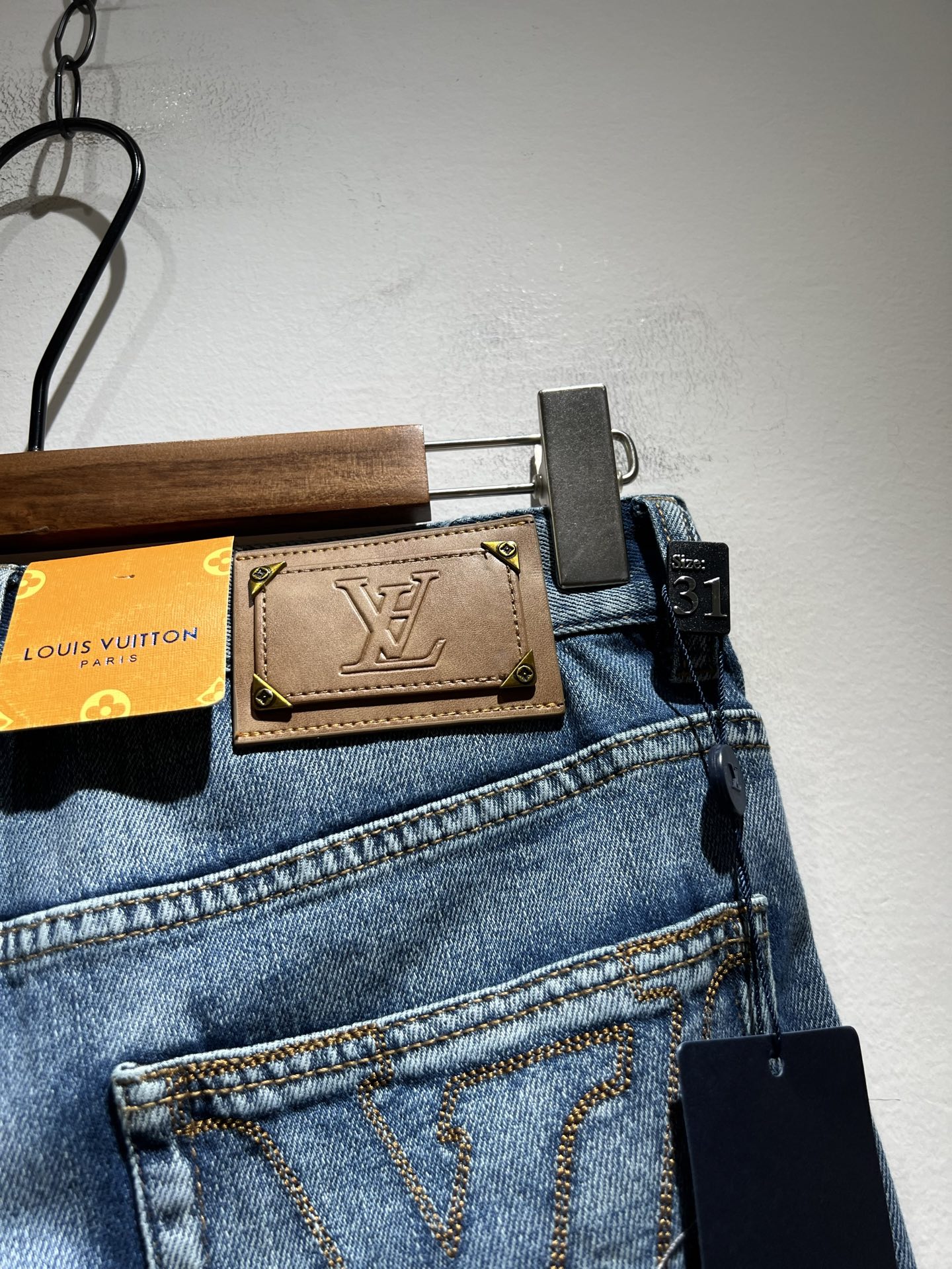 Louis Vuitto*路易*登2025春夏新款男士经典水洗小直筒牛仔长裤。绝佳的上身性能，百搭之选，