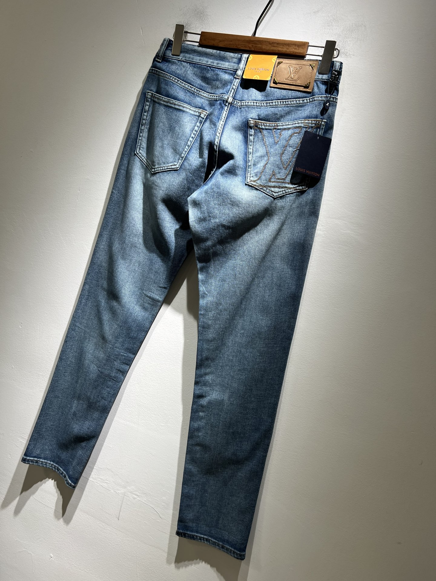 Louis Vuitto*路易*登2025春夏新款男士经典水洗小直筒牛仔长裤。绝佳的上身性能，百搭之选，