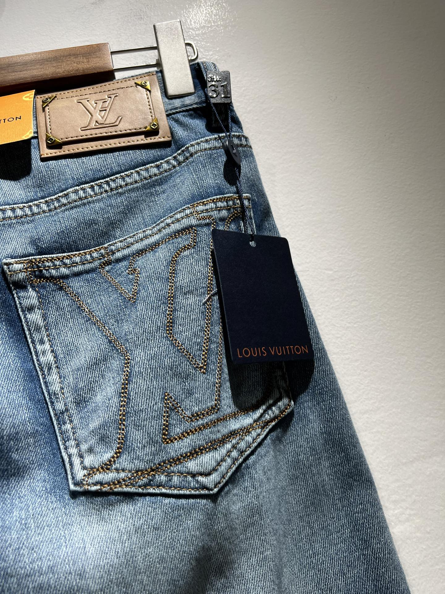 Louis Vuitto*路易*登2025春夏新款男士经典水洗小直筒牛仔长裤。绝佳的上身性能，百搭之选，