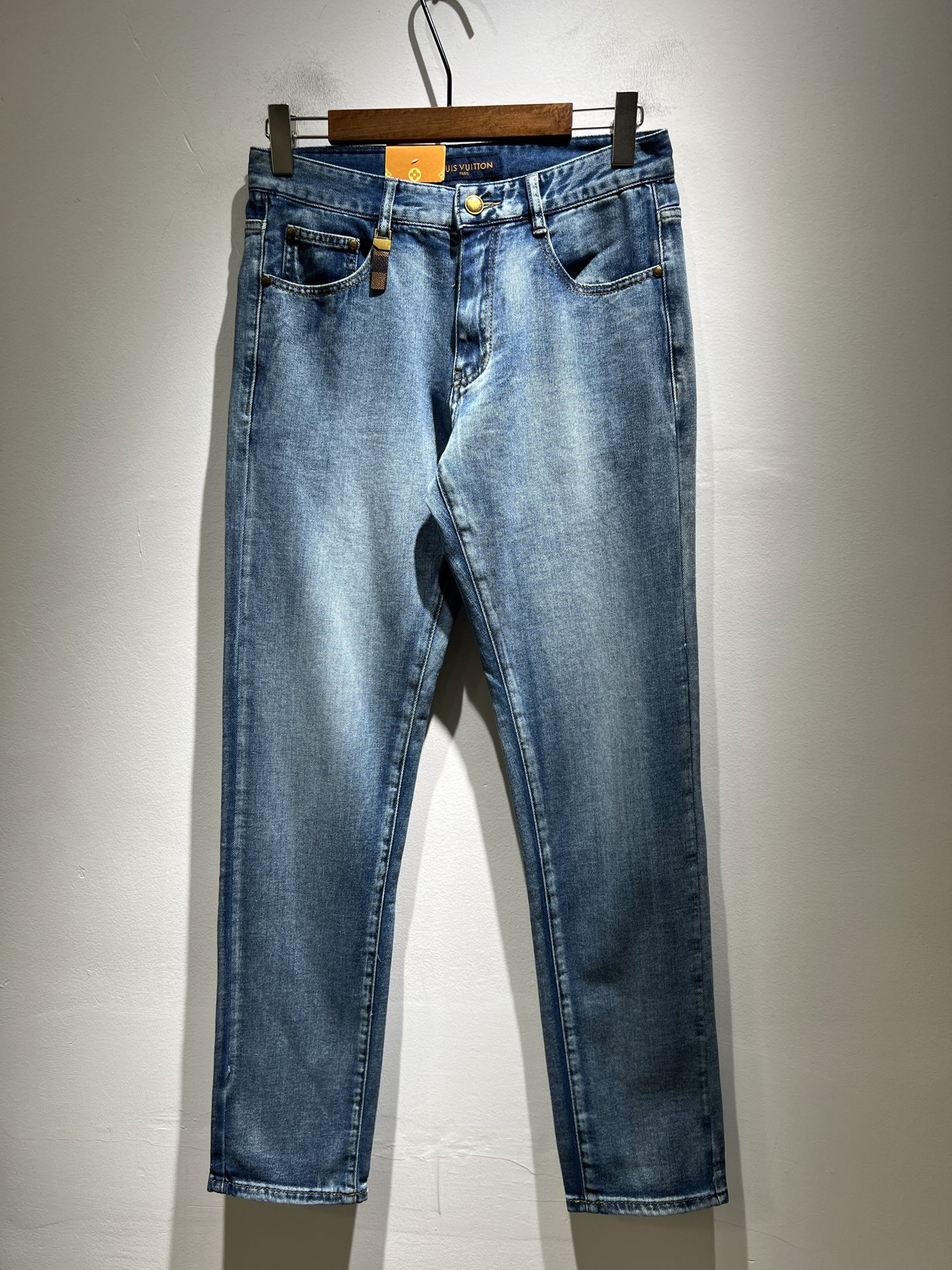 Louis Vuitto*路易*登2025春夏新款男士经典水洗小直筒牛仔长裤。绝佳的上身性能，百搭之选，