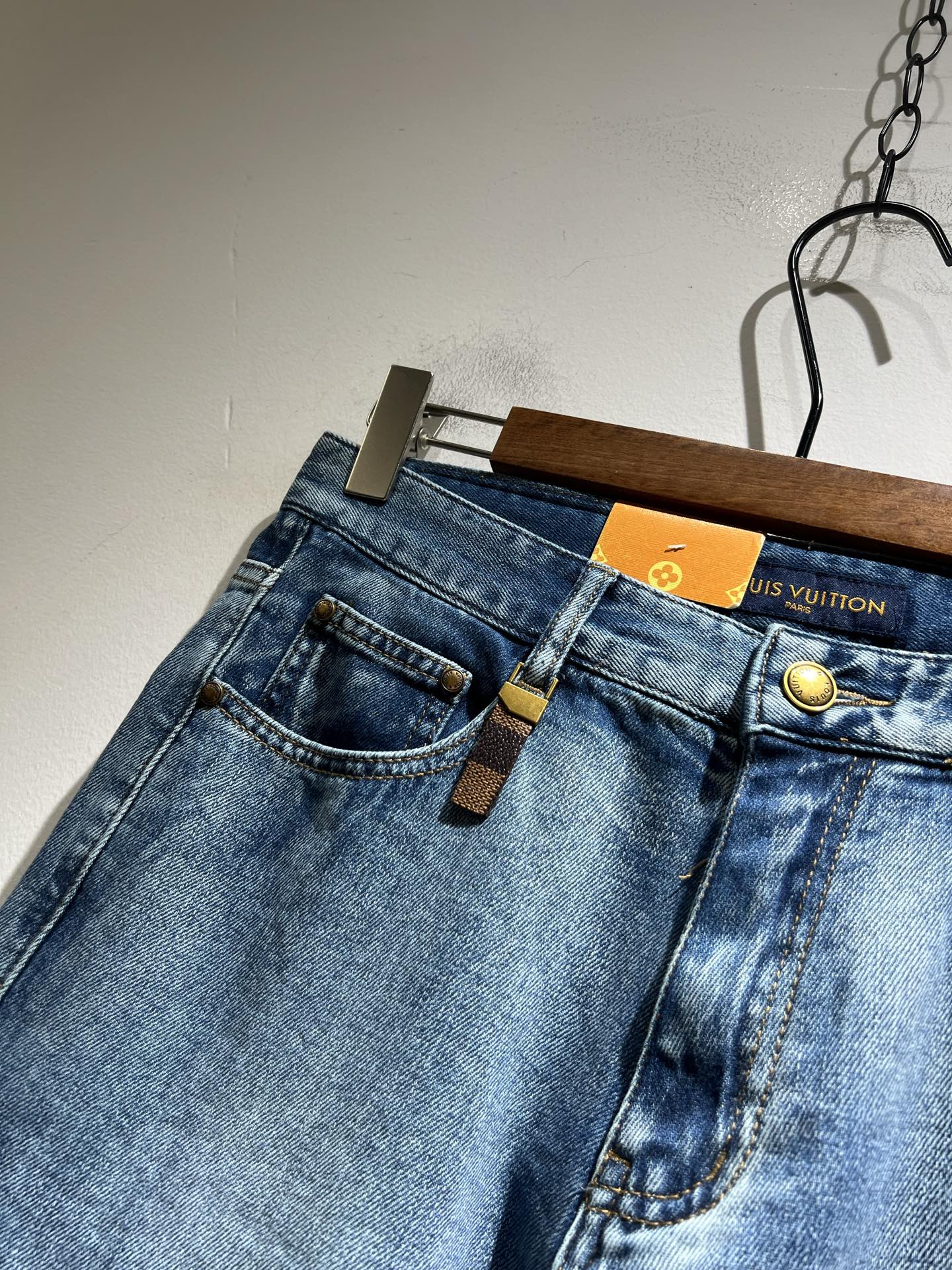 Louis Vuitto*路易*登2025春夏新款男士经典水洗小直筒牛仔长裤。绝佳的上身性能，百搭之选，