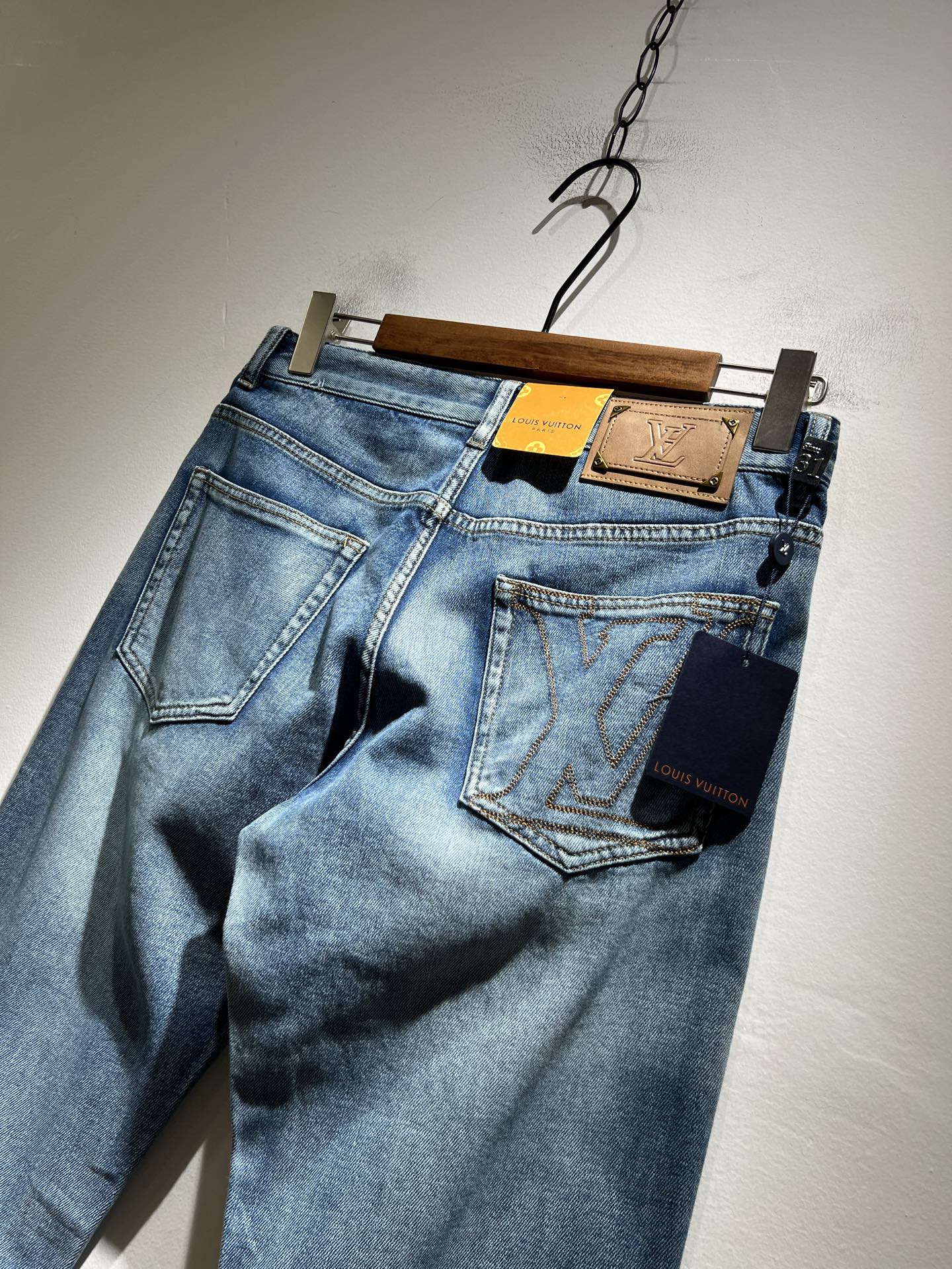 Louis Vuitto*路易*登2025春夏新款男士经典水洗小直筒牛仔长裤。绝佳的上身性能，百搭之选，
