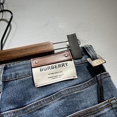 BURBER*Y巴*莉 2025春夏 新品男士高端休闲百搭牛仔裤!对于BUR粉丝来说,这样大气的经典设计 BURBER*Y巴*莉 2025春夏 新品男士高端休闲百搭牛仔裤!对于BUR粉丝来说,这样大气的经典设计