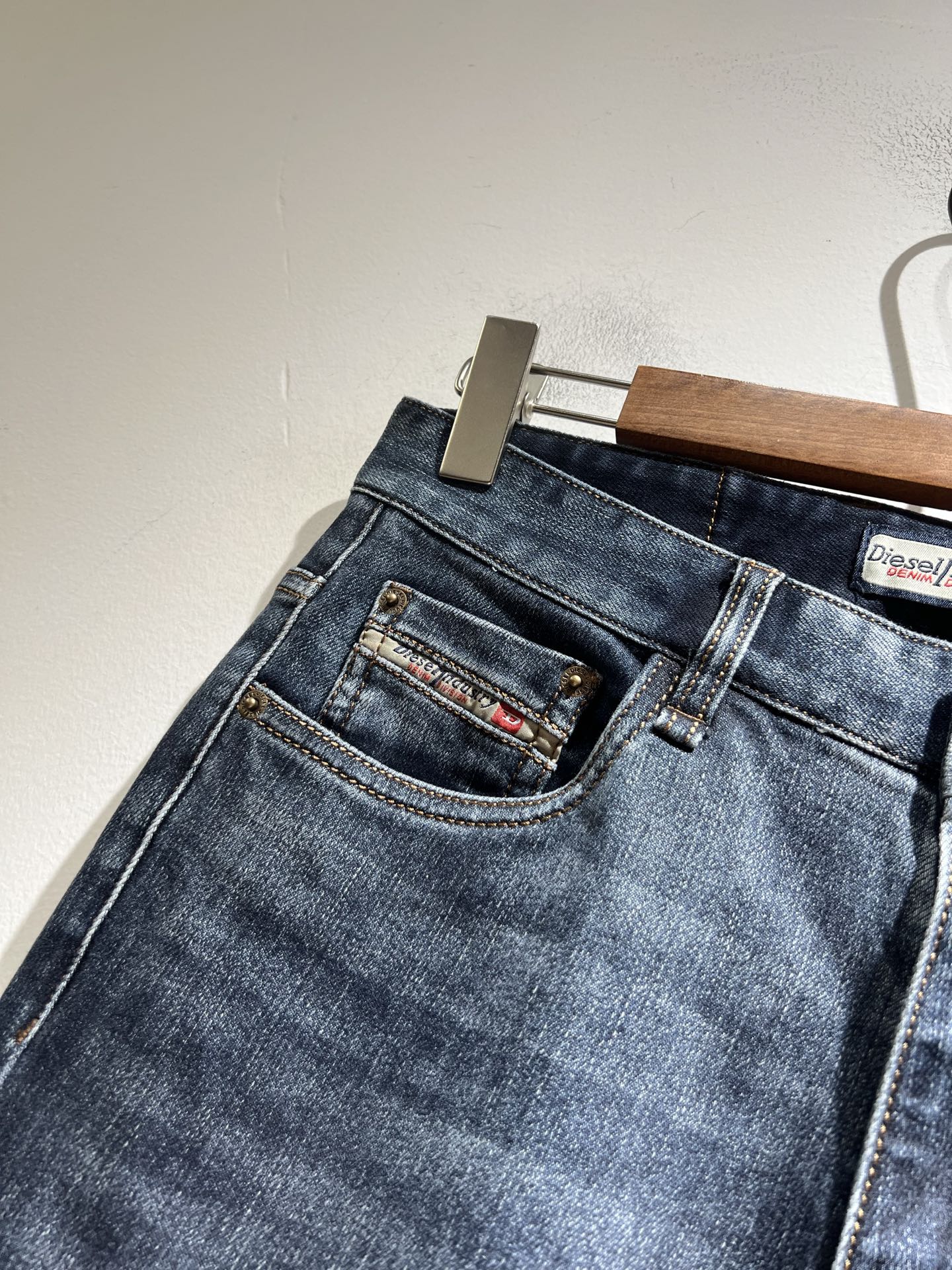 迪赛2025春夏男士水洗小直筒牛仔裤！贸易公司渠道牛货，品相超赞，时尚圈万能的百搭裤王，欧美街拍中高频穿