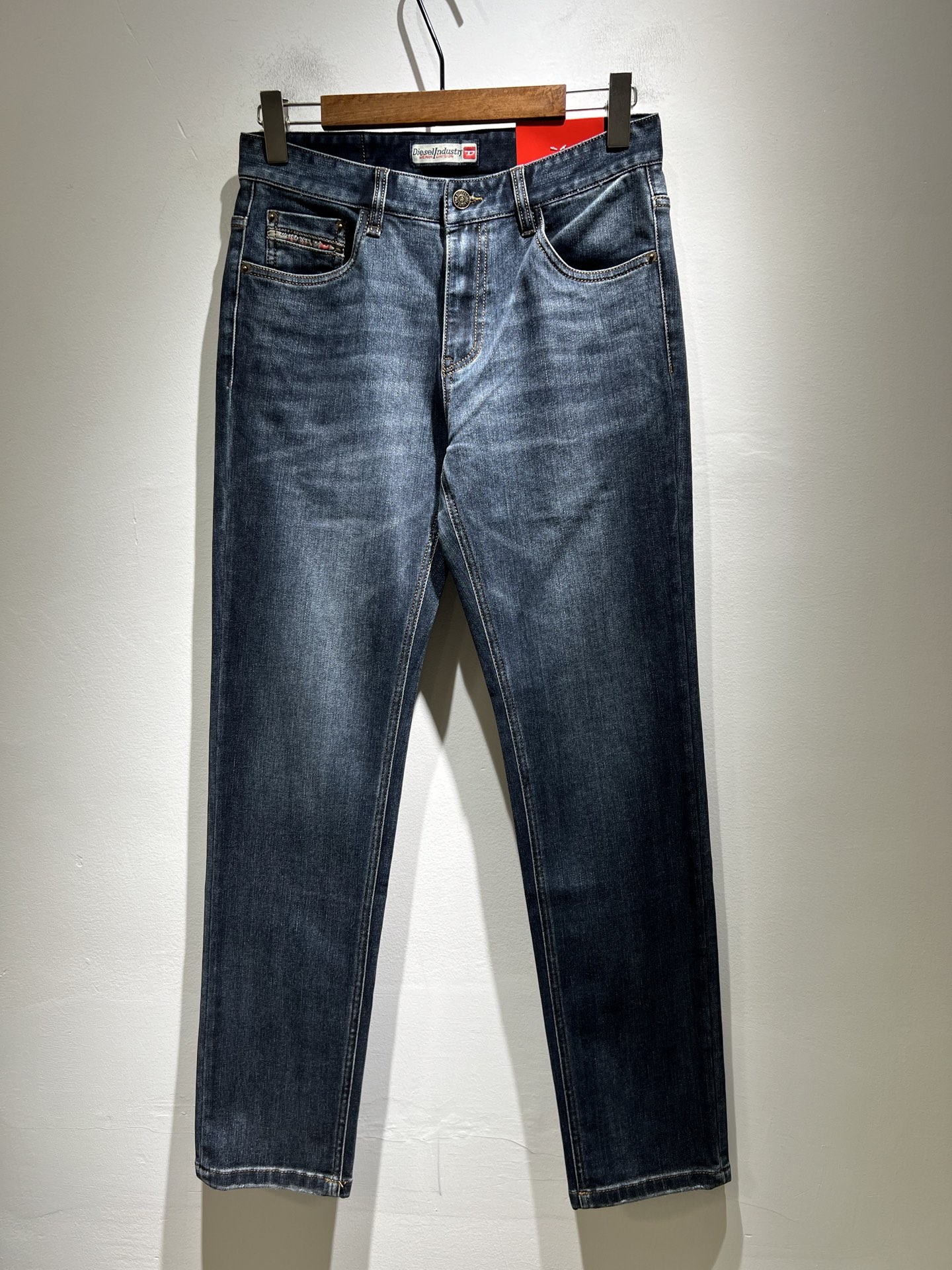 迪赛2025春夏男士水洗小直筒牛仔裤！贸易公司渠道牛货，品相超赞，时尚圈万能的百搭裤王，欧美街拍中高频穿