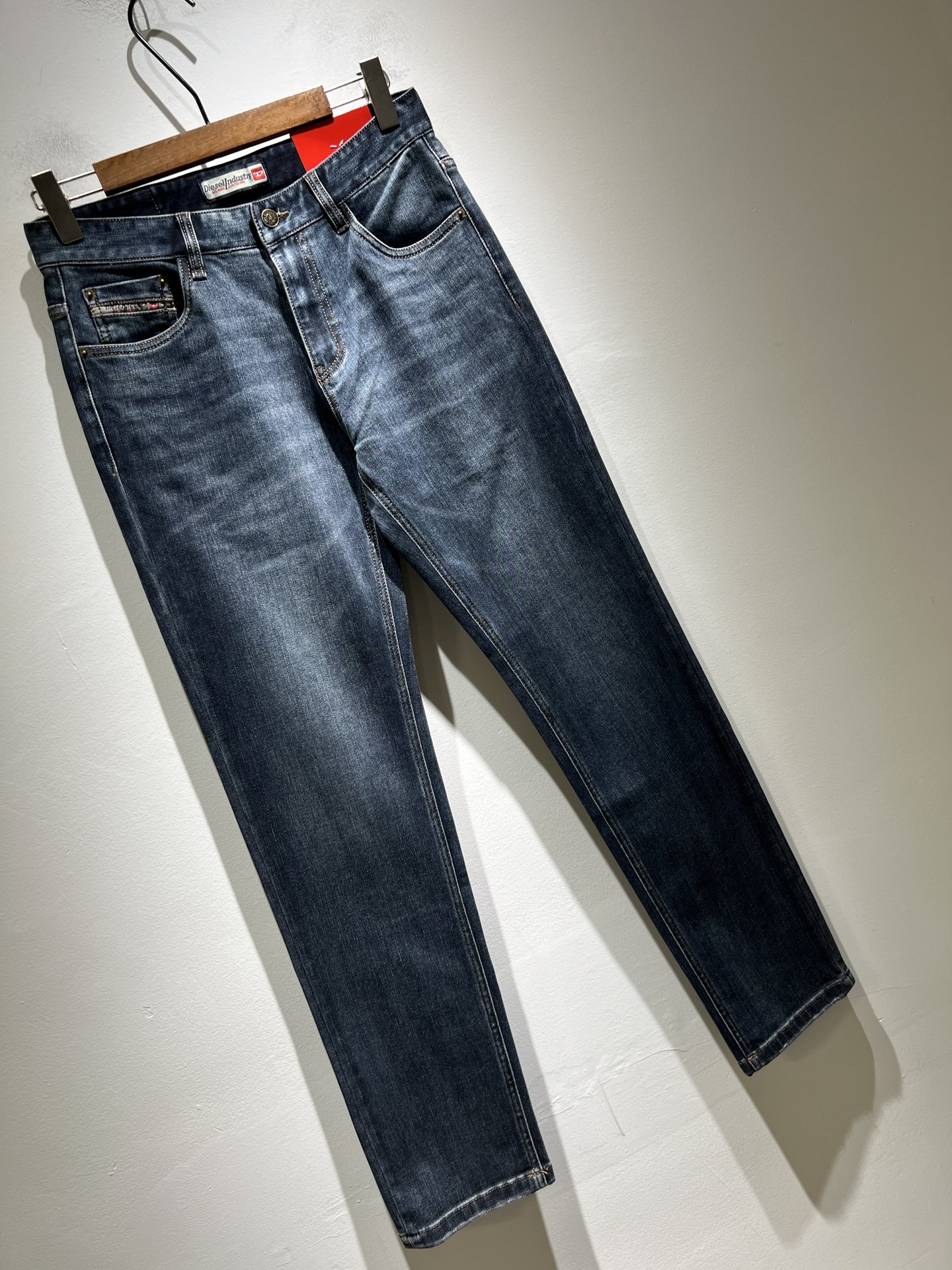 迪赛2025春夏男士水洗小直筒牛仔裤！贸易公司渠道牛货，品相超赞，时尚圈万能的百搭裤王，欧美街拍中高频穿