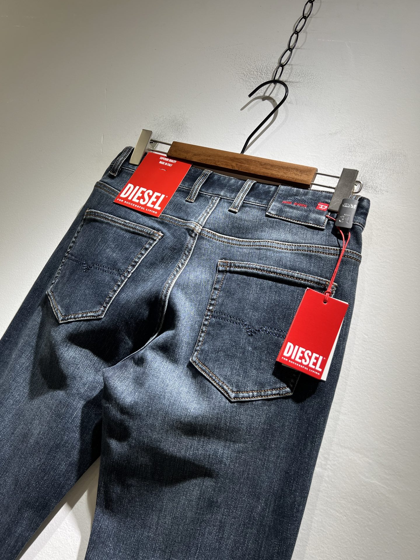 迪赛2025春夏男士水洗小直筒牛仔裤！贸易公司渠道牛货，品相超赞，时尚圈万能的百搭裤王，欧美街拍中高频穿