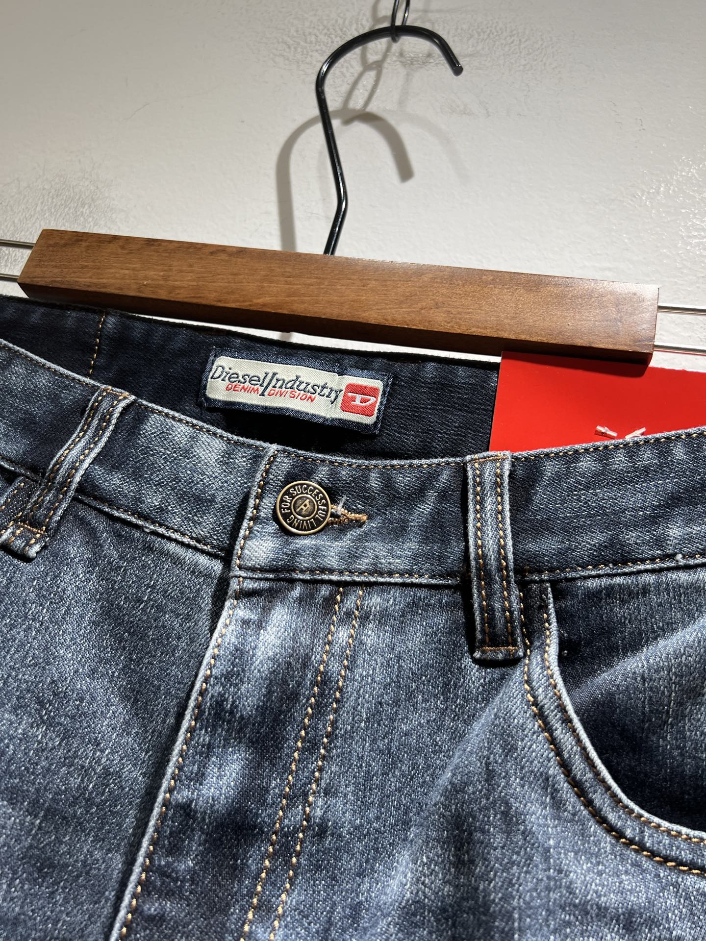 迪赛2025春夏男士水洗小直筒牛仔裤！贸易公司渠道牛货，品相超赞，时尚圈万能的百搭裤王，欧美街拍中高频穿