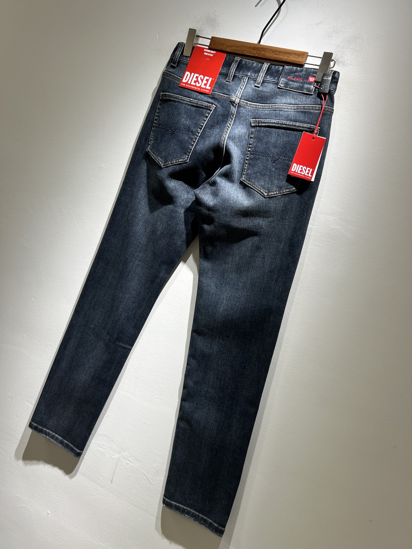 迪赛2025春夏男士水洗小直筒牛仔裤！贸易公司渠道牛货，品相超赞，时尚圈万能的百搭裤王，欧美街拍中高频穿