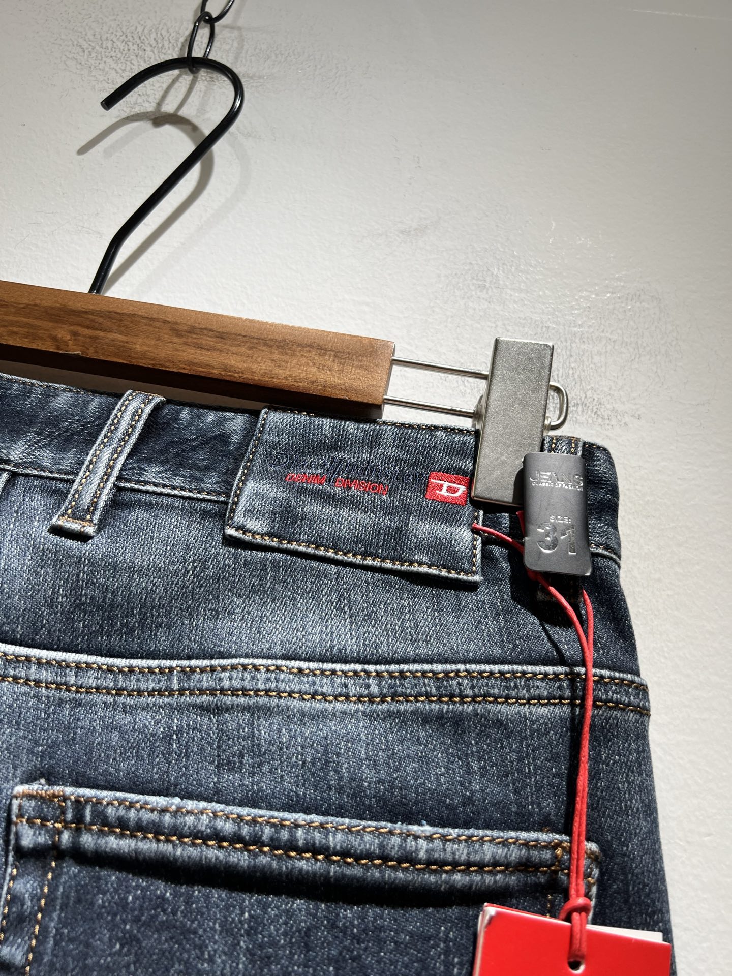 迪赛2025春夏男士水洗小直筒牛仔裤！贸易公司渠道牛货，品相超赞，时尚圈万能的百搭裤王，欧美街拍中高频穿