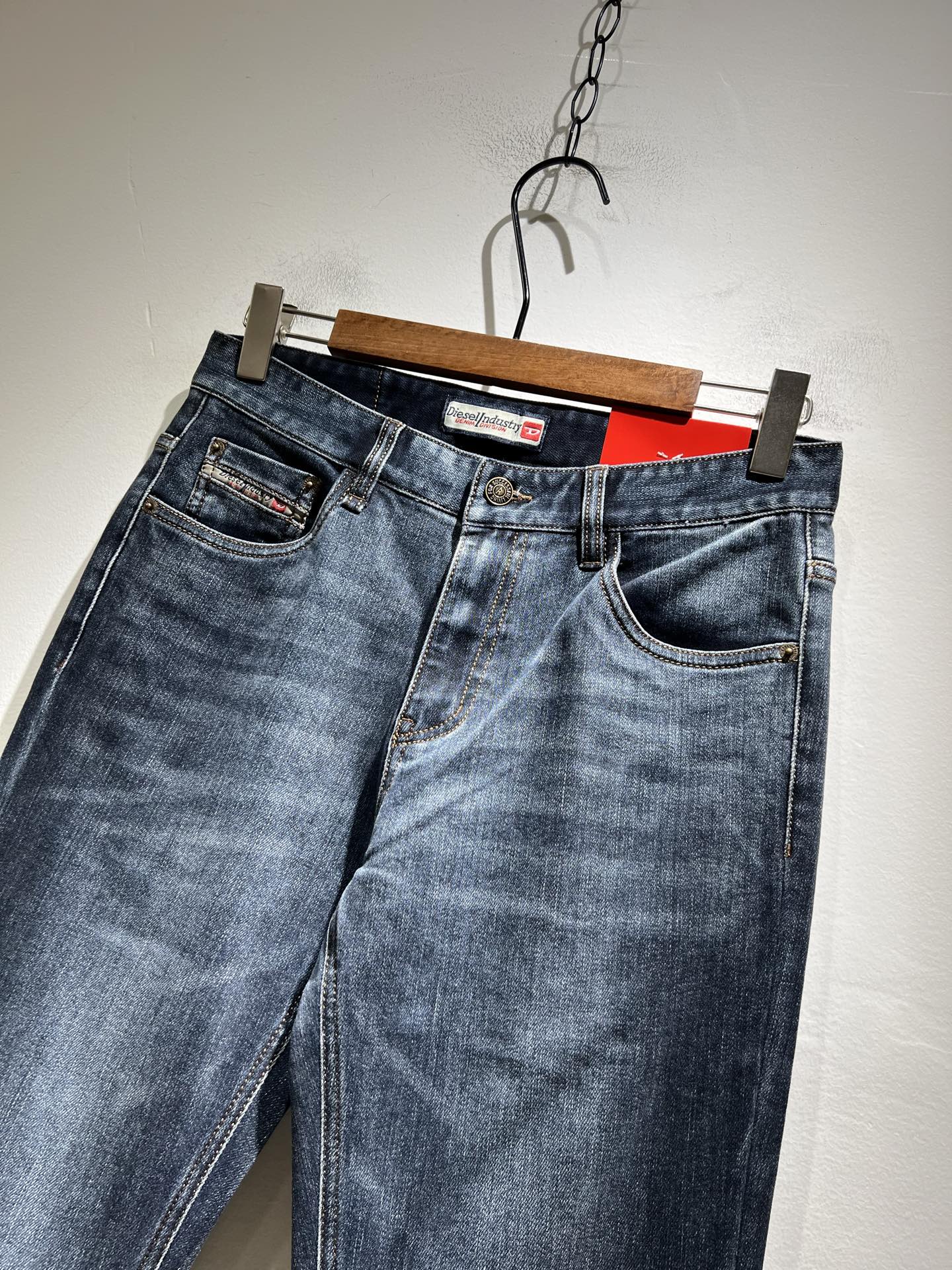 迪赛2025春夏男士水洗小直筒牛仔裤！贸易公司渠道牛货，品相超赞，时尚圈万能的百搭裤王，欧美街拍中高频穿