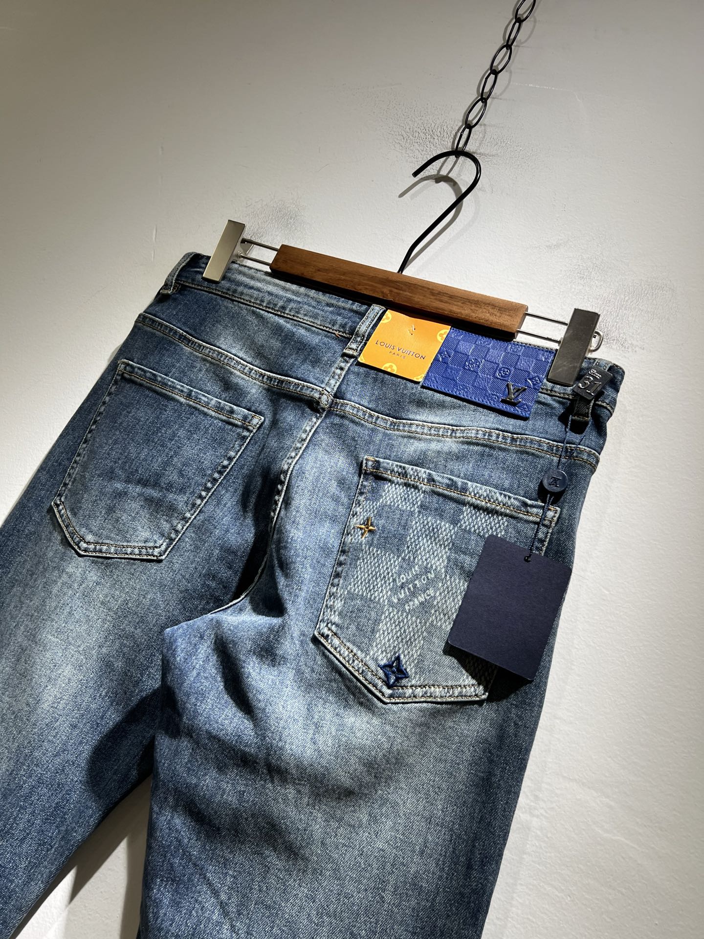 Louis Vuitto*路易*登2025春夏新款男士经典水洗小直筒牛仔长裤。绝佳的上身性能，百搭之选，