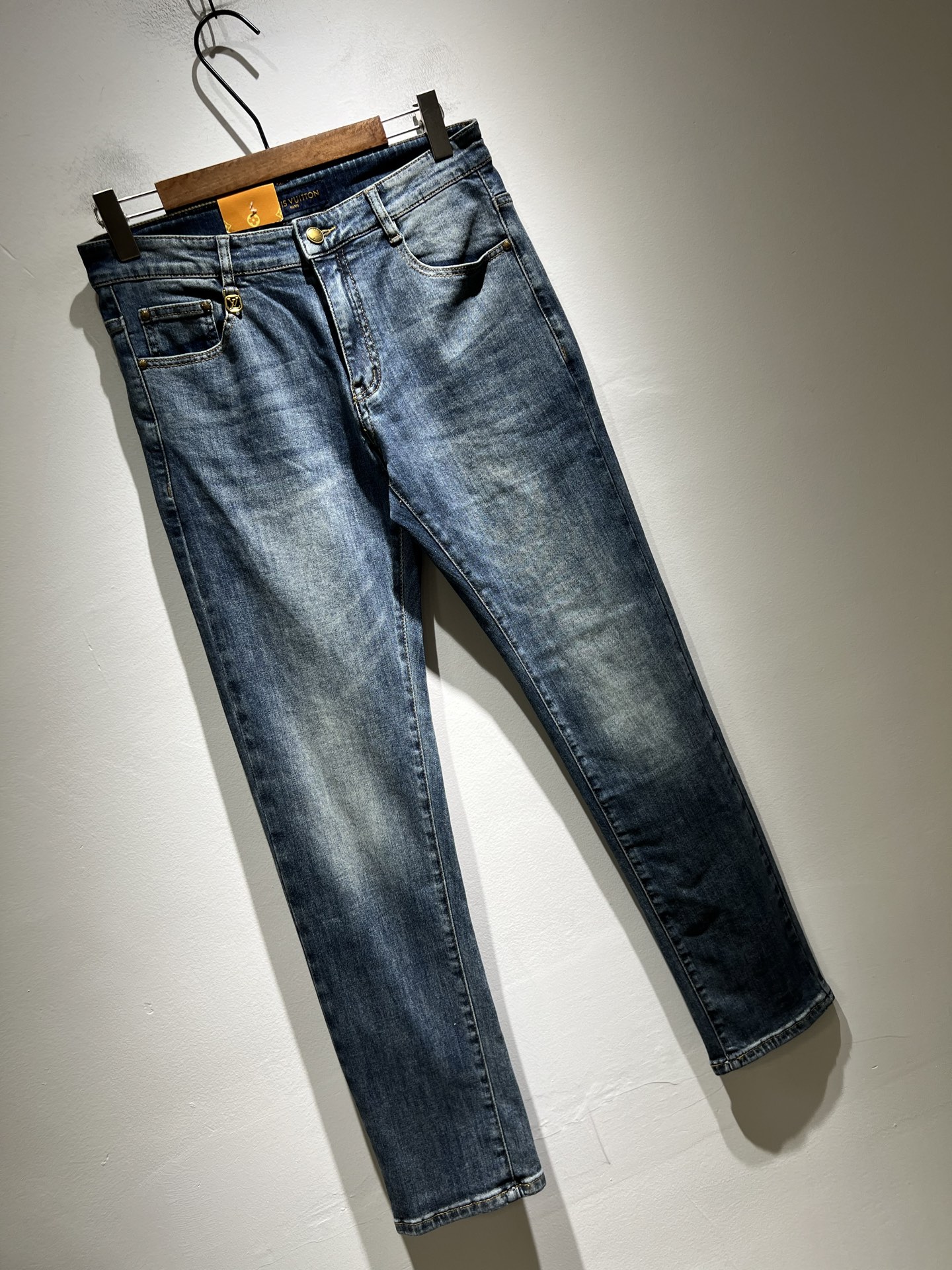 Louis Vuitto*路易*登2025春夏新款男士经典水洗小直筒牛仔长裤。绝佳的上身性能，百搭之选，